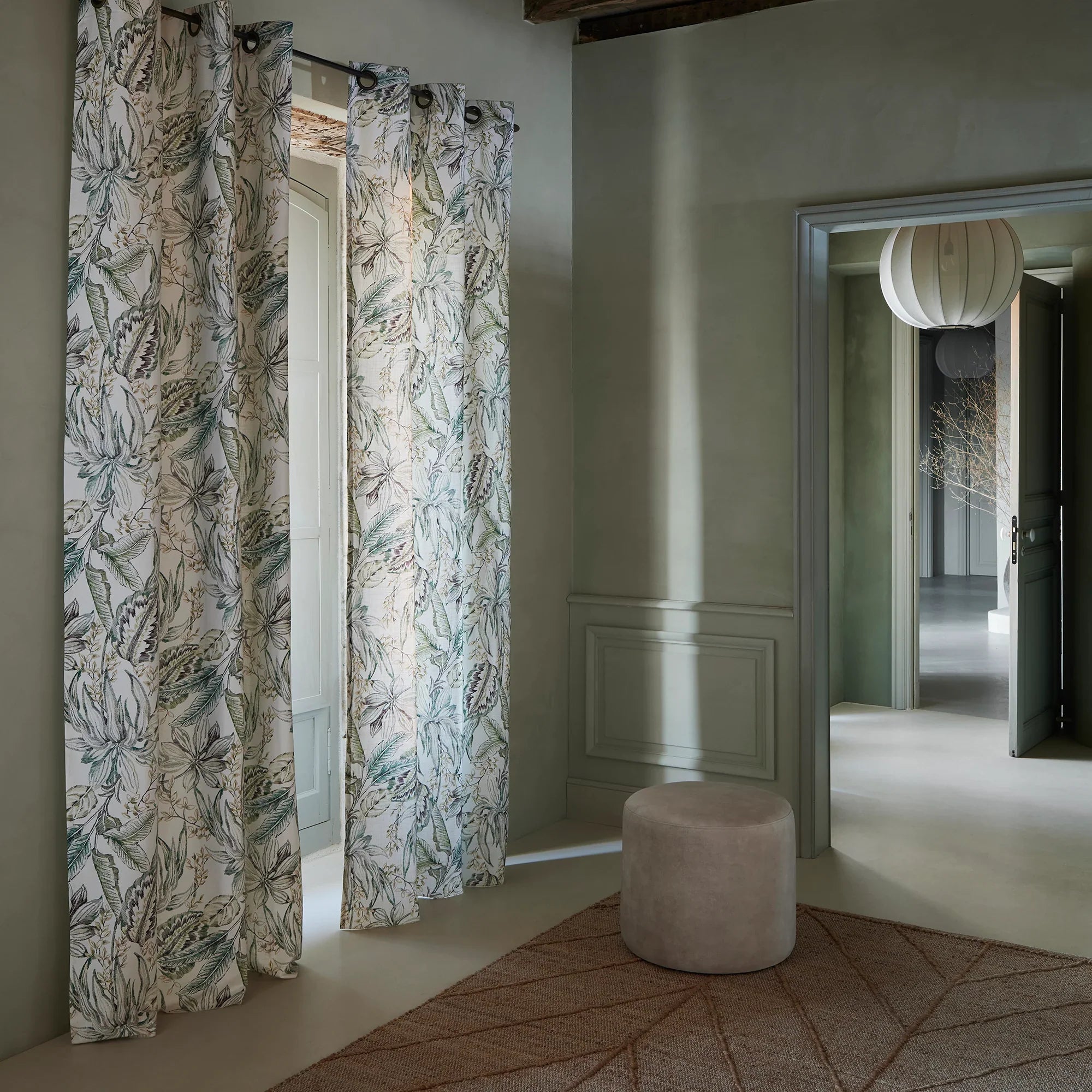 Comment sélectionner des rideaux pour un salon aux tons verts ?