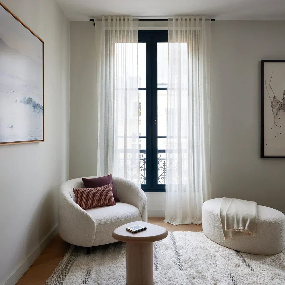 Harmoniser l'élégance : sélectionner le rideau parfait pour compléter des murs blancs