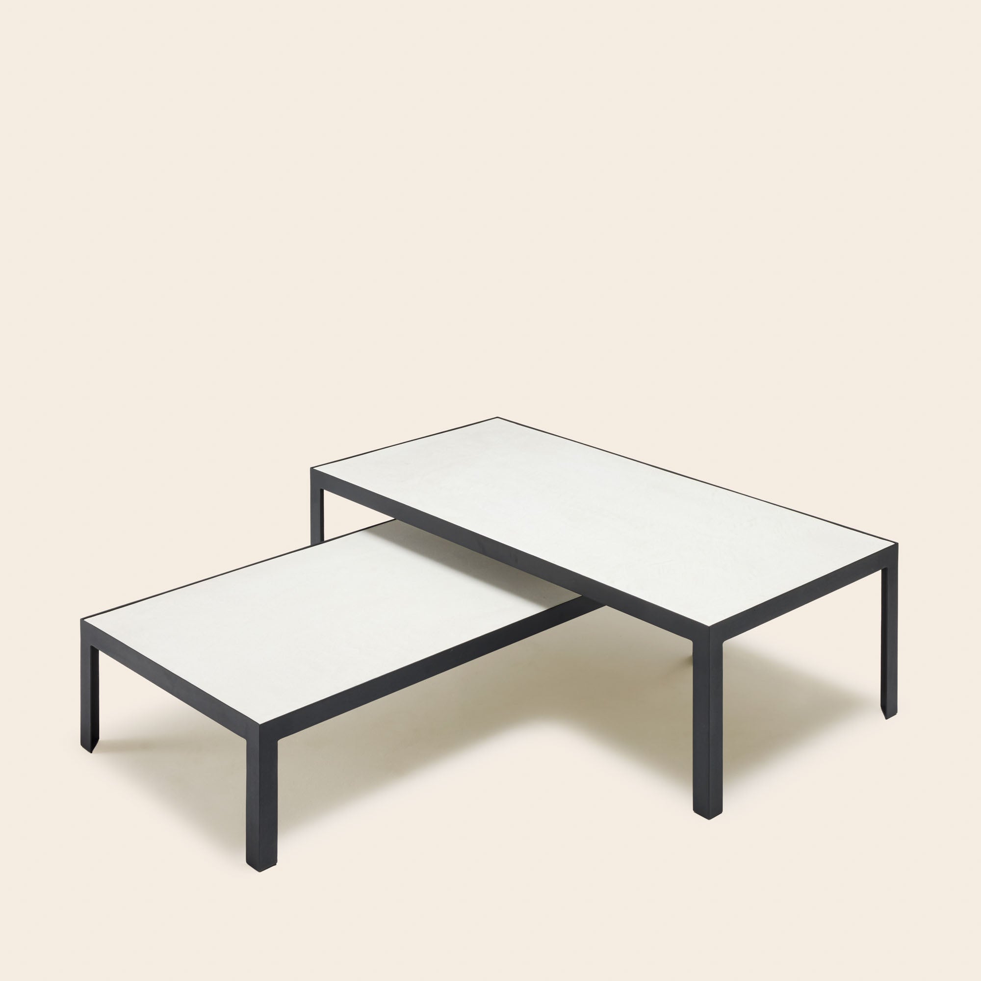 Table basse ORELIA blanc minéral et métal noir