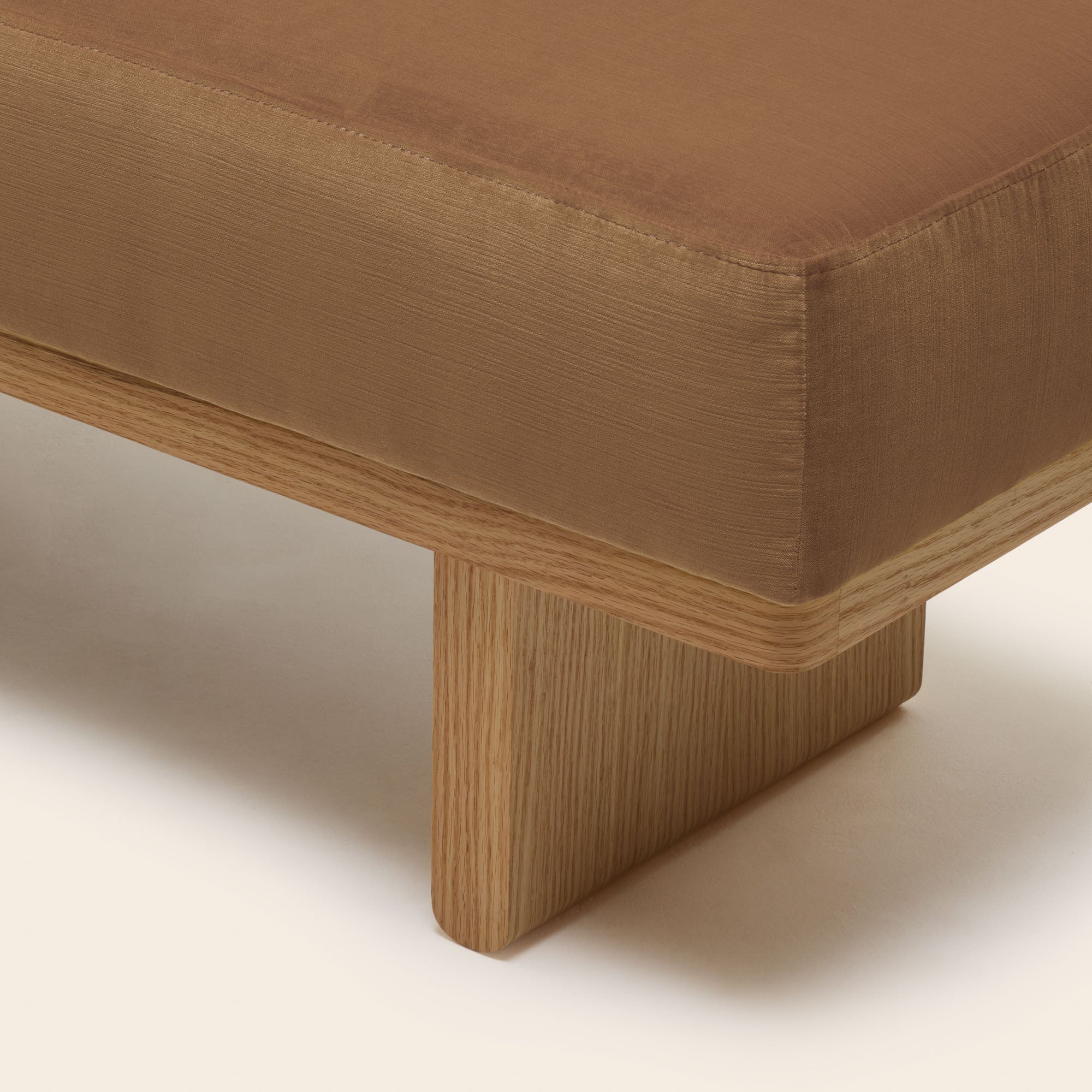 ANCA Bank aus kamelgoldenem Samt