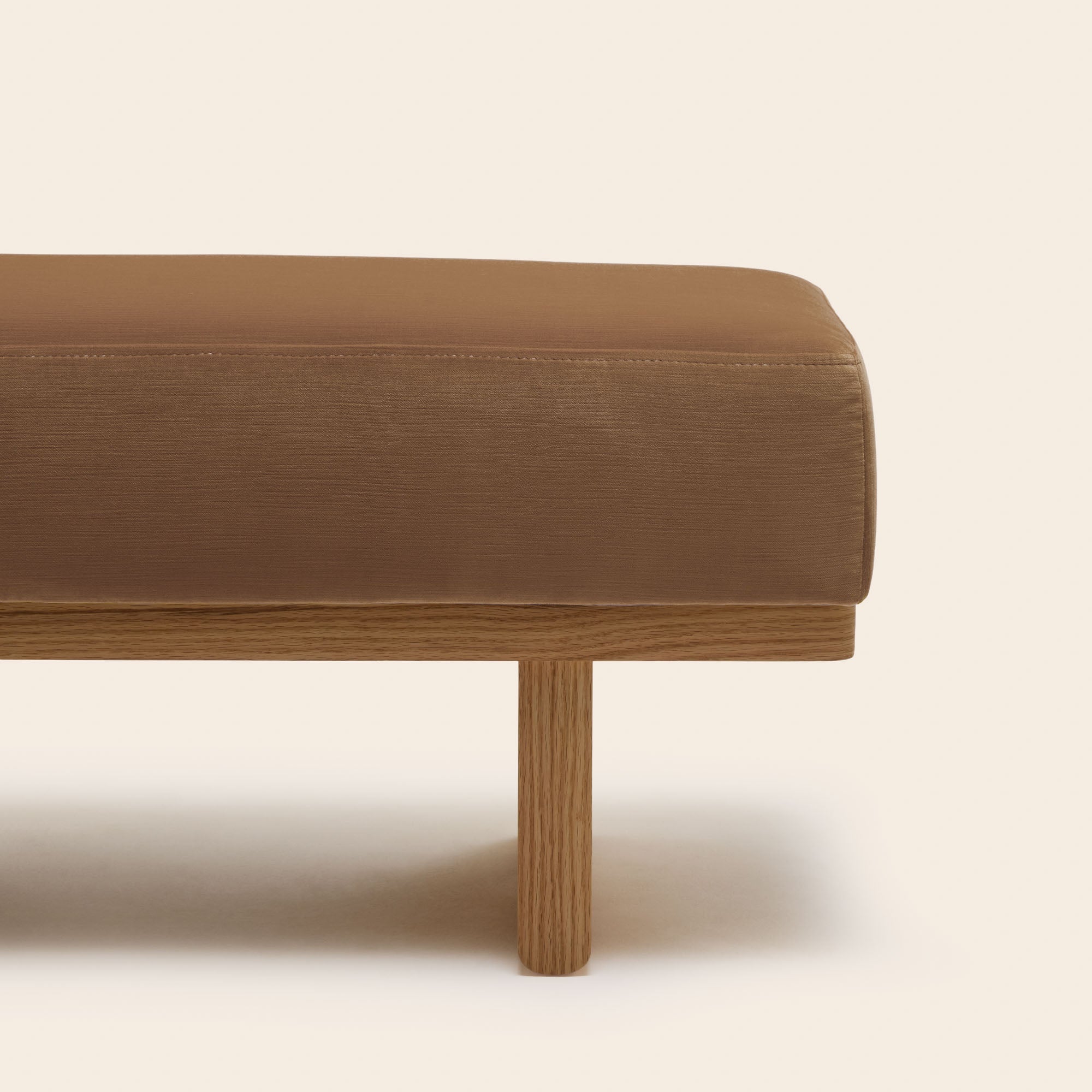 ANCA Bank aus kamelgoldenem Samt