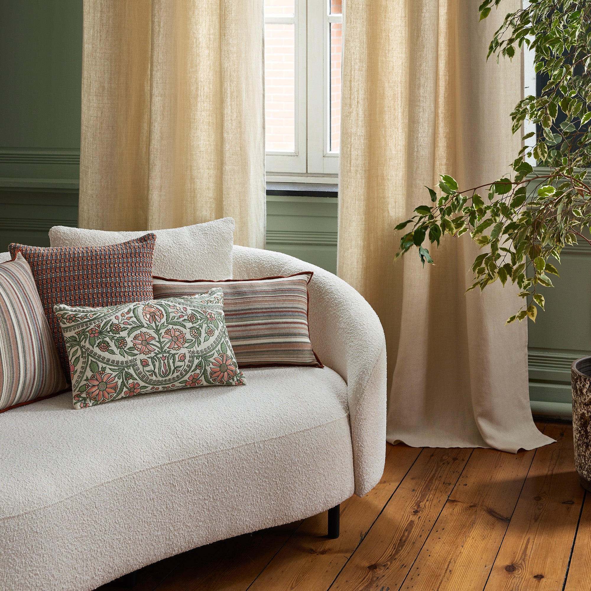 2-seater sofa JULIKA sym ecru curly