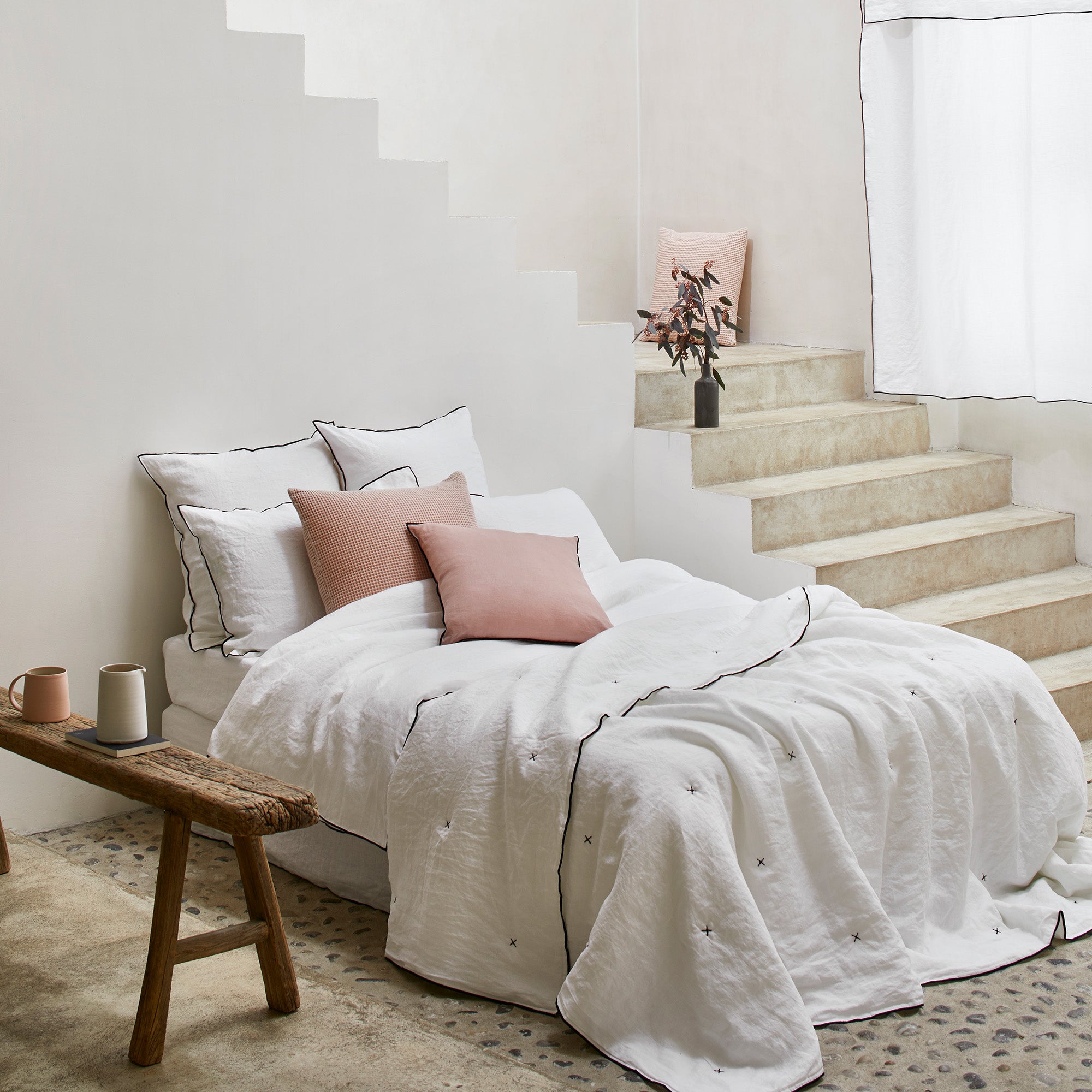 Couvre-lit matelassé CARLINA blanc pur et bourdon noir