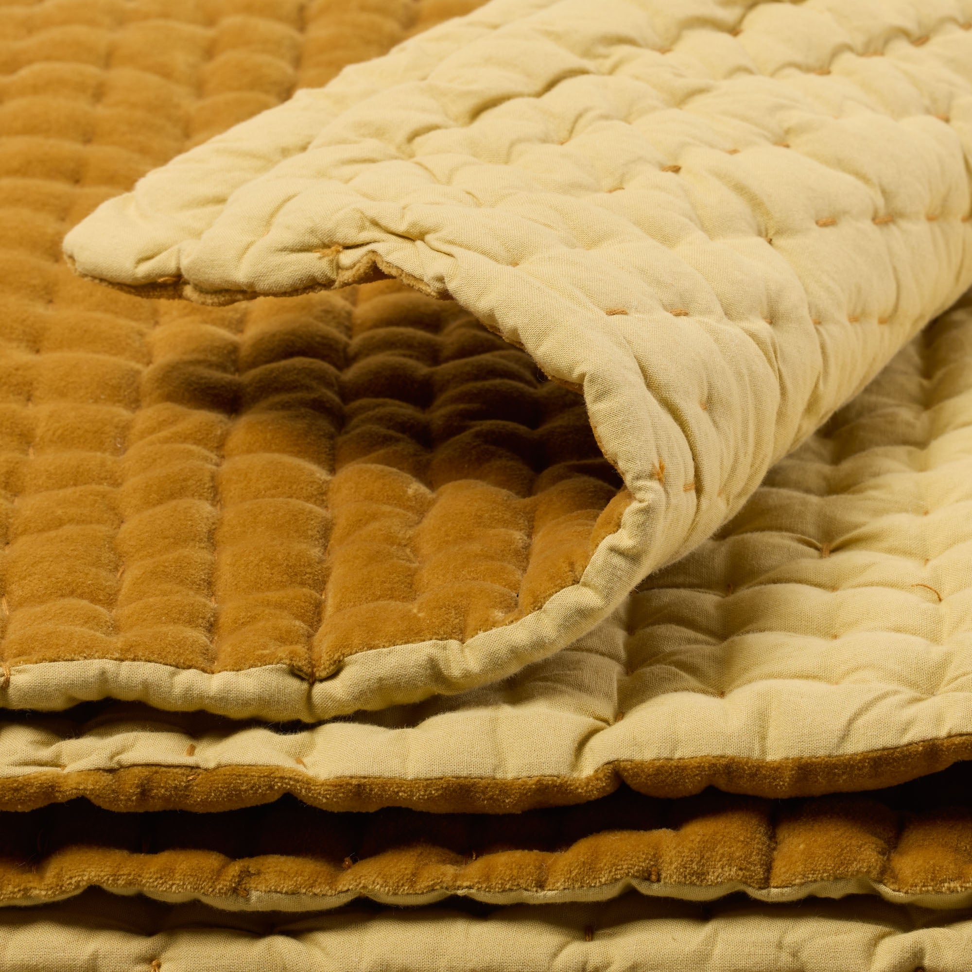 AURALIE gewatteerde sprei kamillegeel