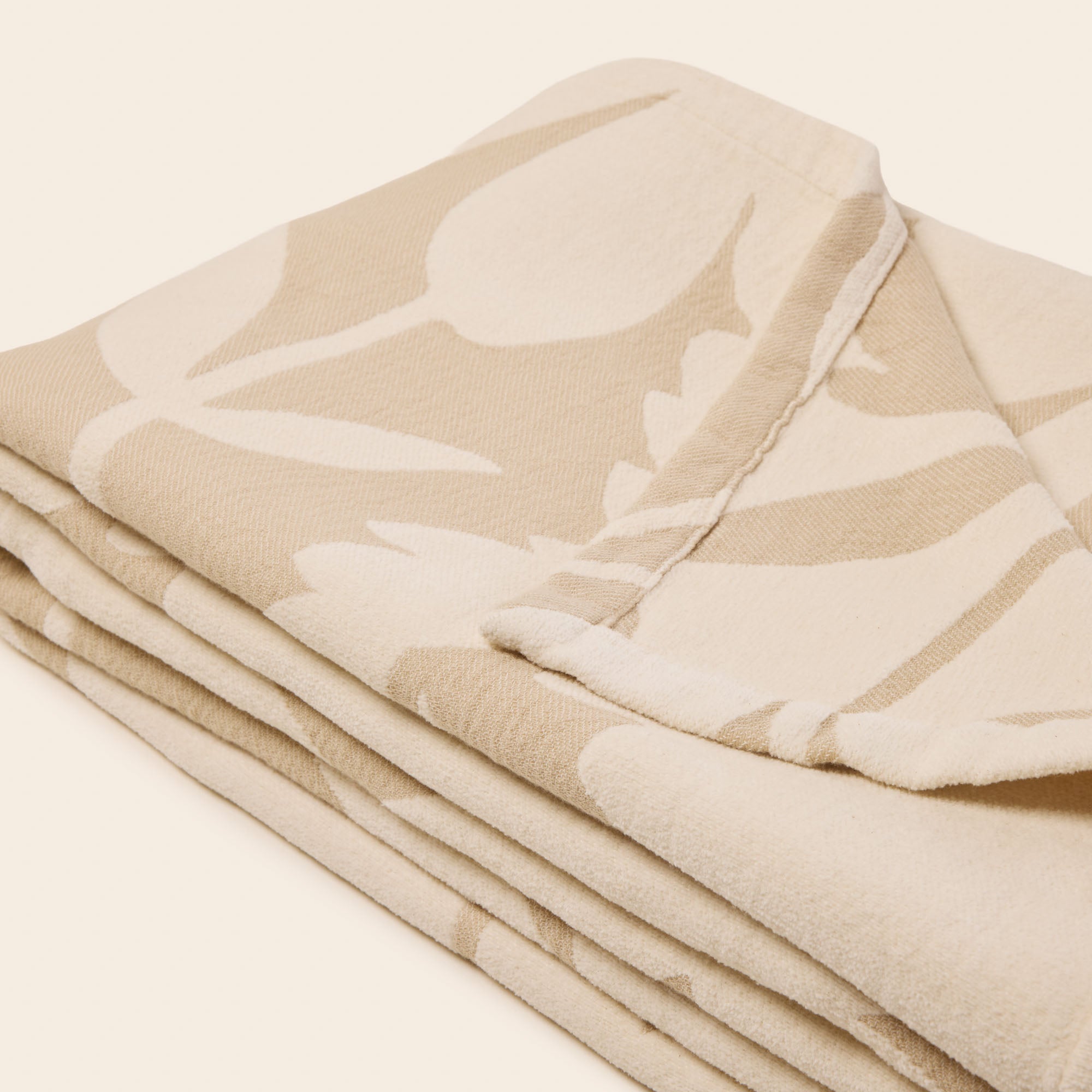 FLAURIA Tagesdecke in Elfenbein und warmem Beige