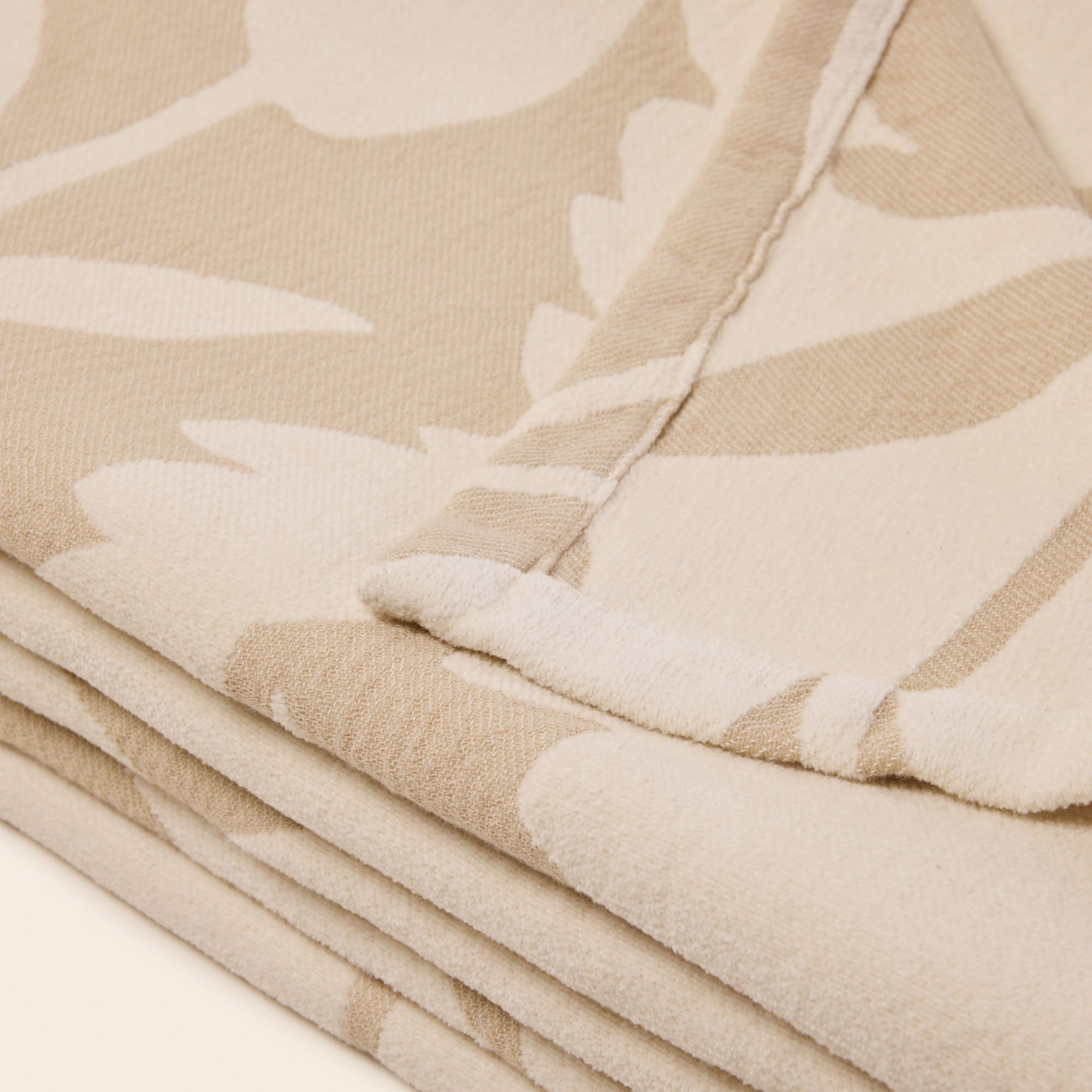 FLAURIA Tagesdecke in Elfenbein und warmem Beige