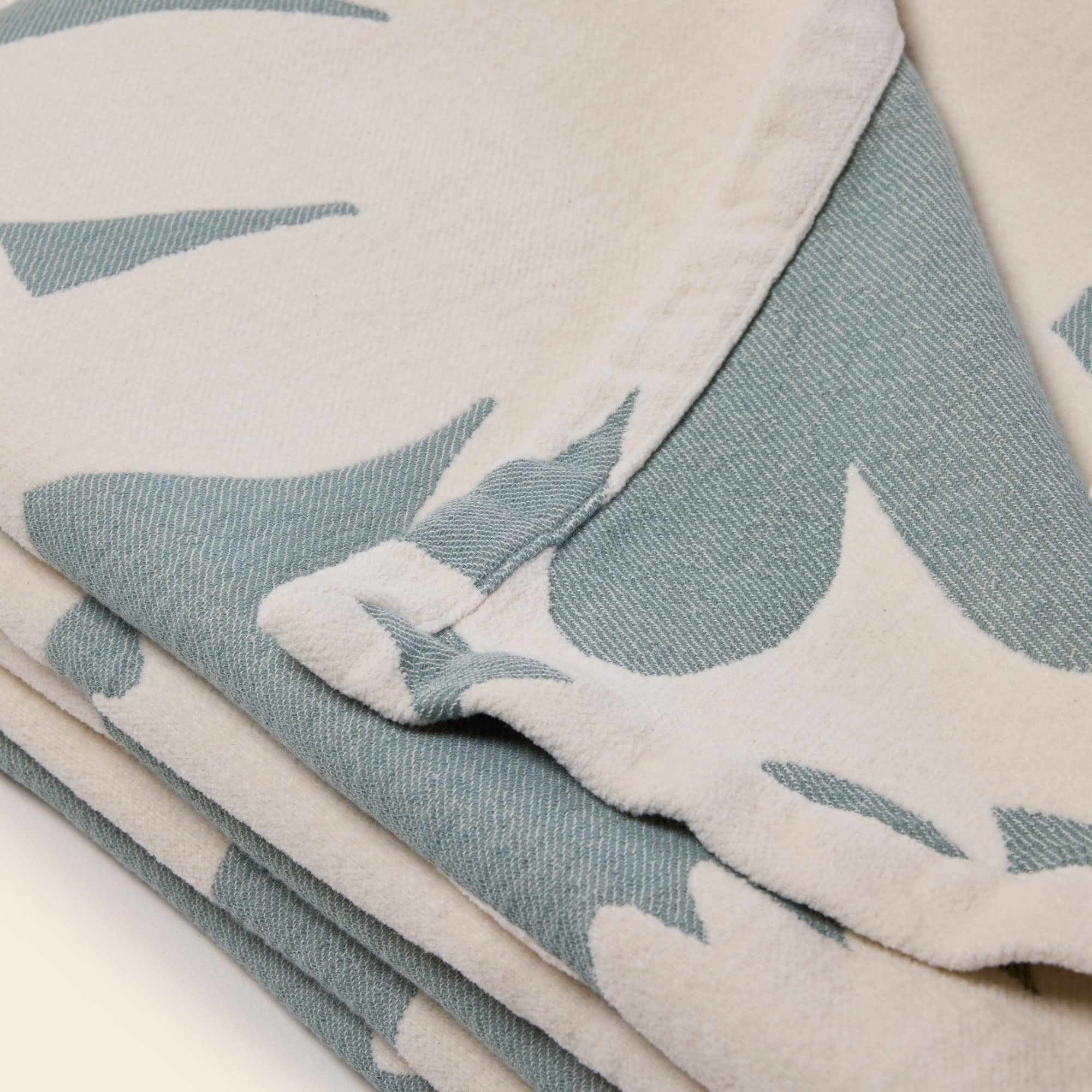 Sprei FLAURIA ivoor en saliegroen