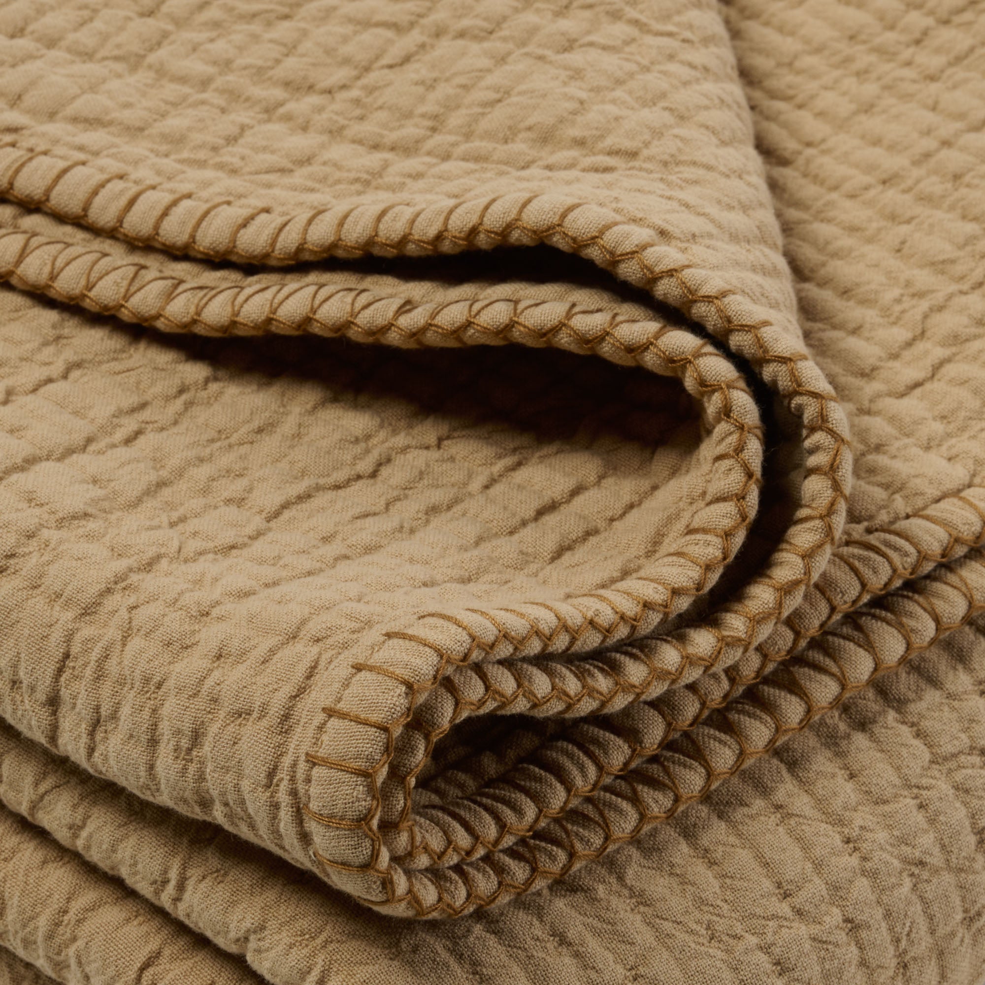 ILARIO Tagesdecke in Strohgelb und Muschelmuster