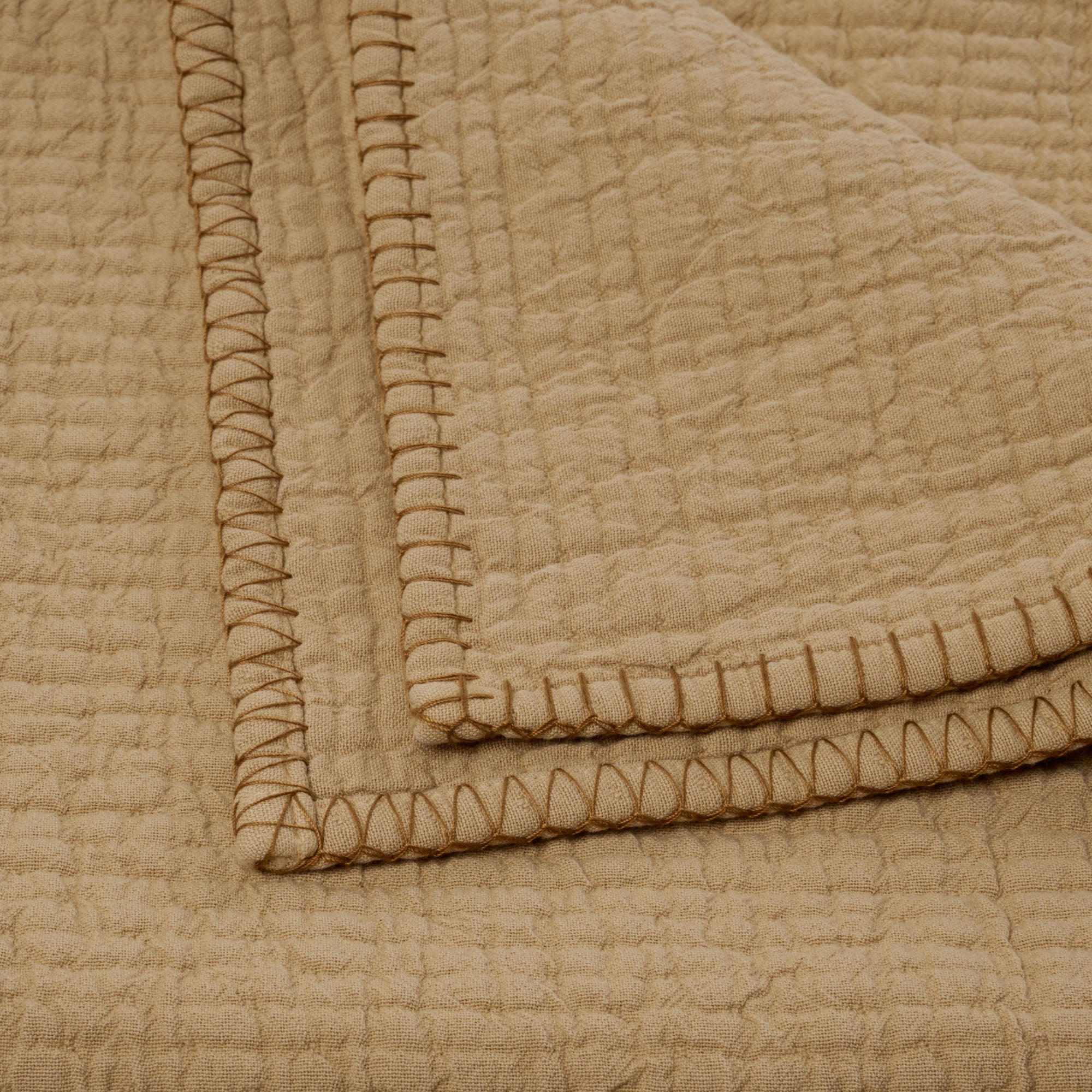 ILARIO Tagesdecke in Strohgelb und Muschelmuster