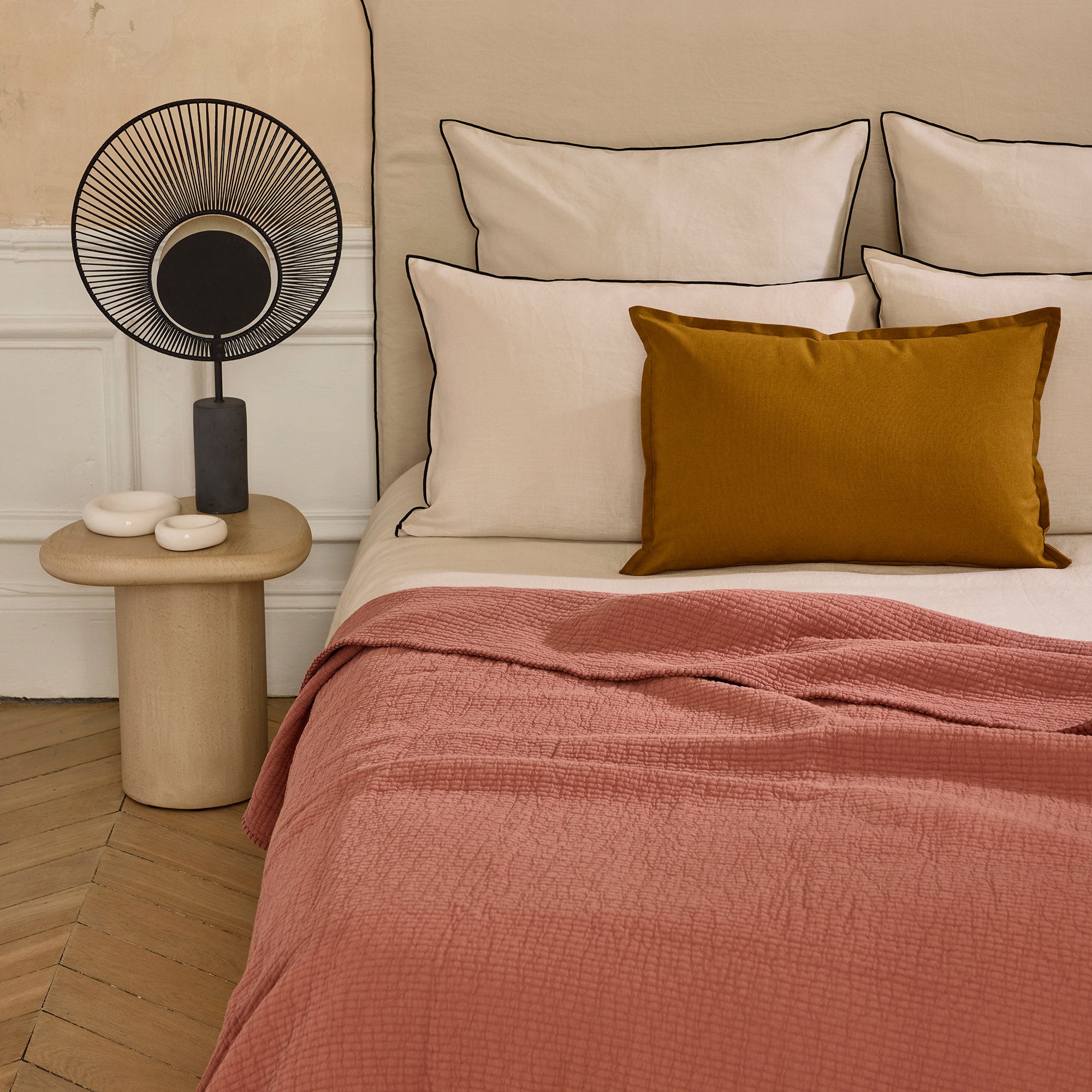 ILARIO terracotta en Sint-jakobsschelp sprei