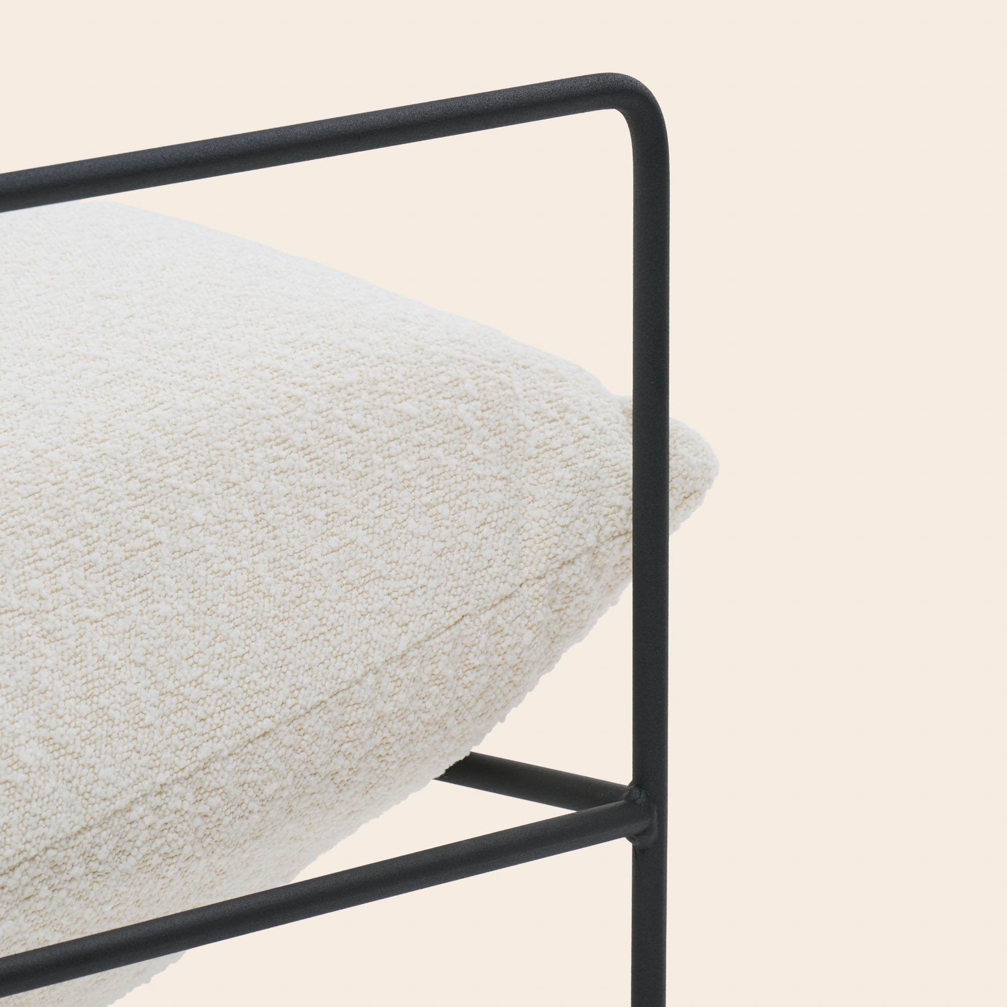 Fauteuil ALCENO sym écru bouclé