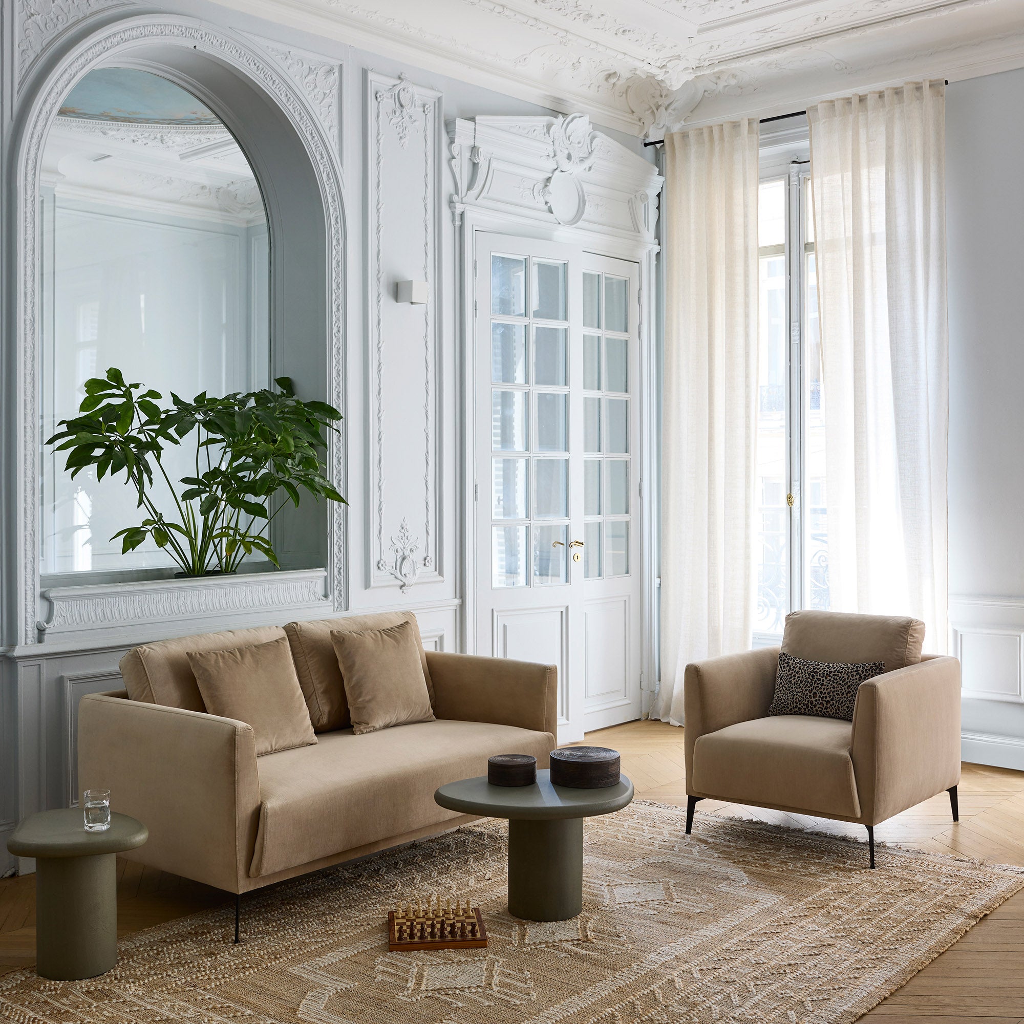 Poltrona chic in velluto beige ODELLE