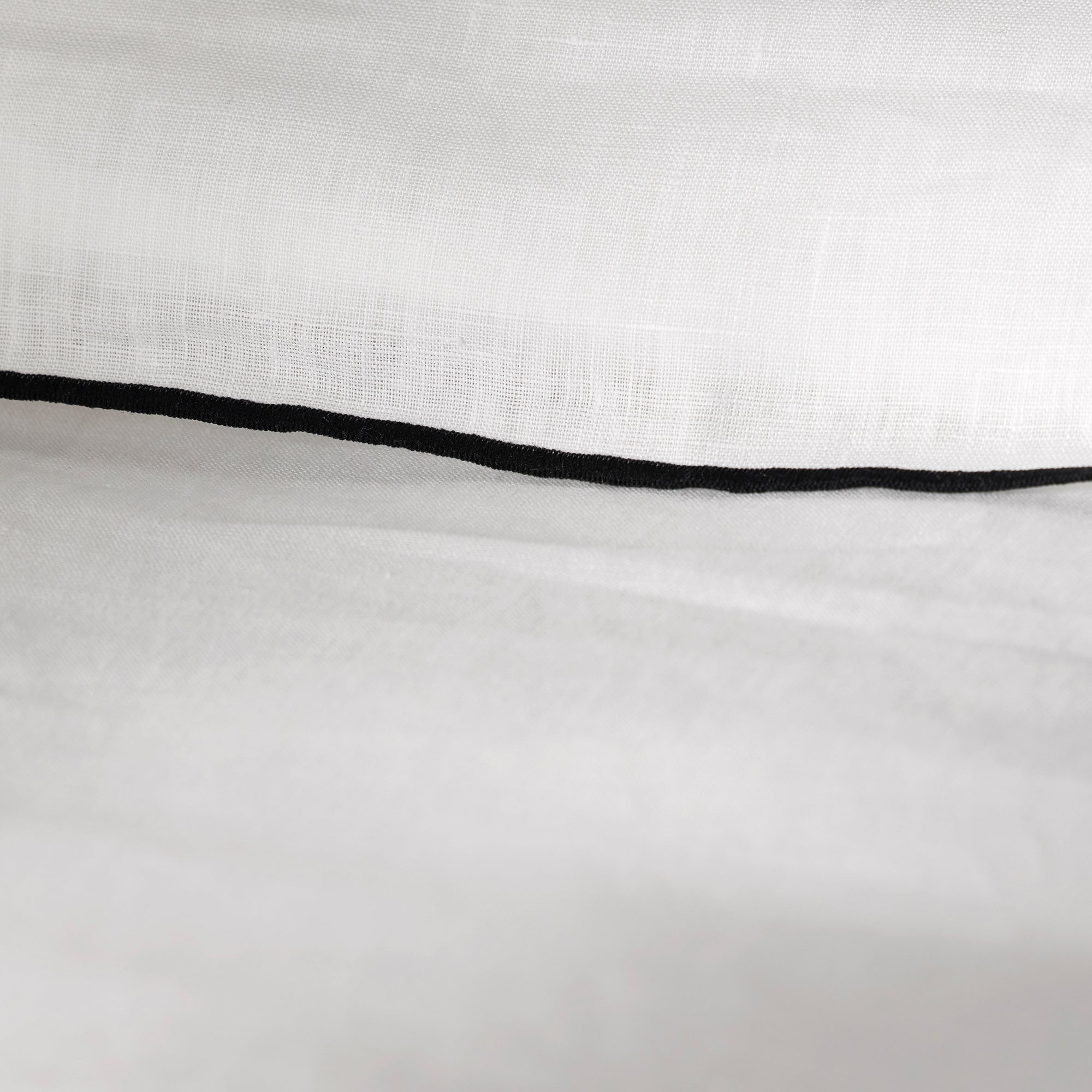 Housse de couette CARLINA blanc pur et bourdon noir