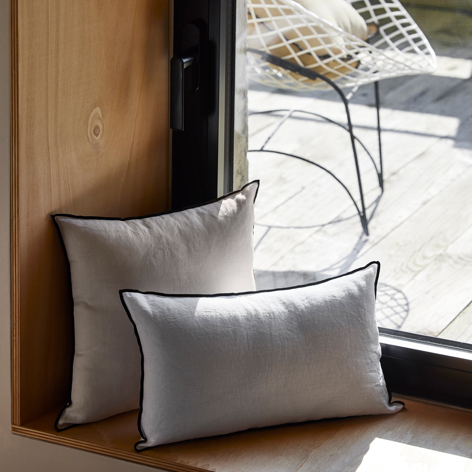 Housse de coussin CARLINA calcaire et bourdon noir