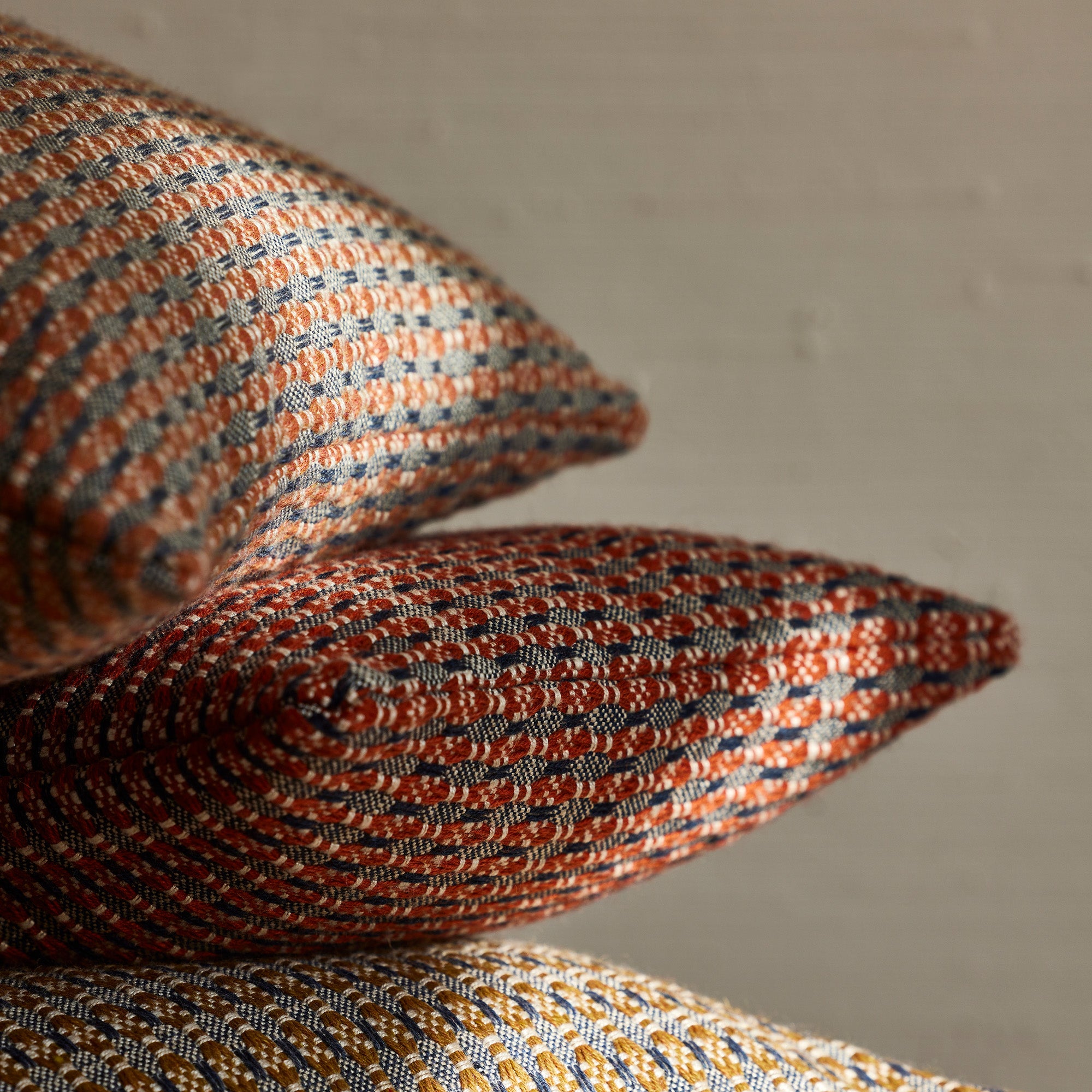 Zacht oranje en storm EIRIK kussenhoes