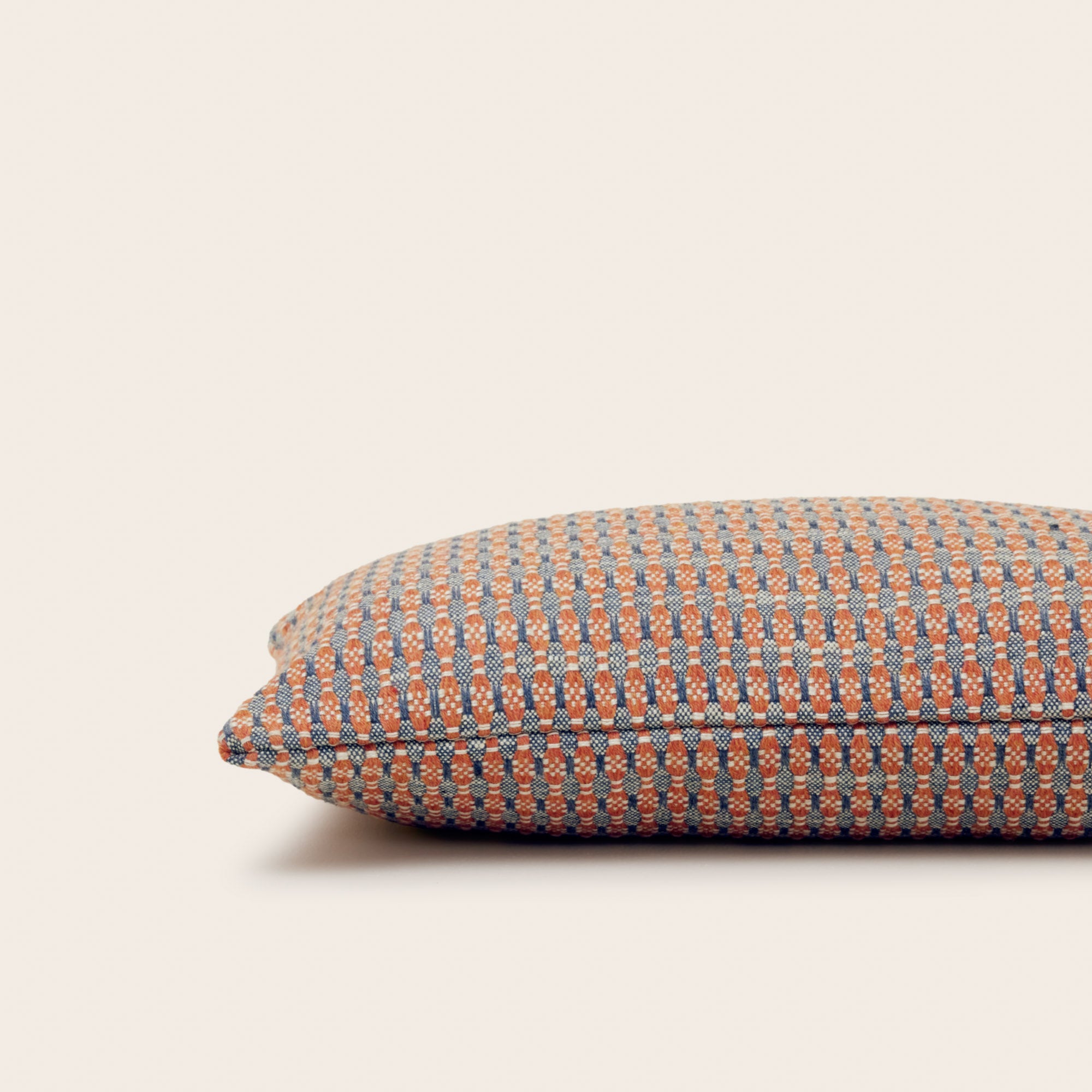 Zacht oranje en storm EIRIK kussenhoes