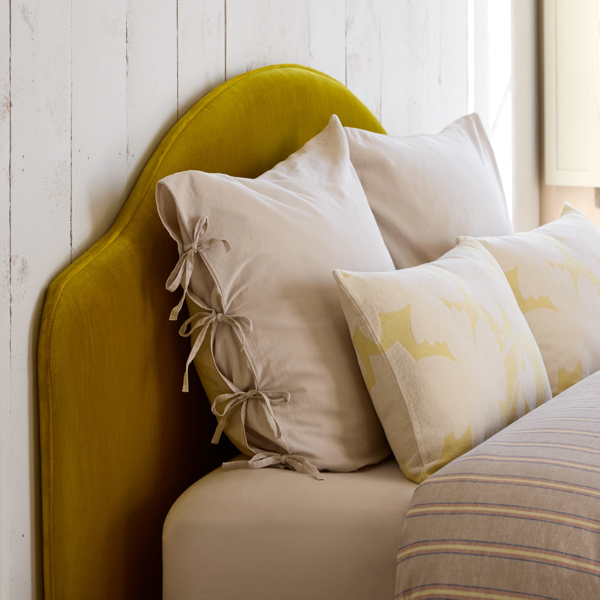 Housse de coussin FLAURIA ivoire et jaune pastel