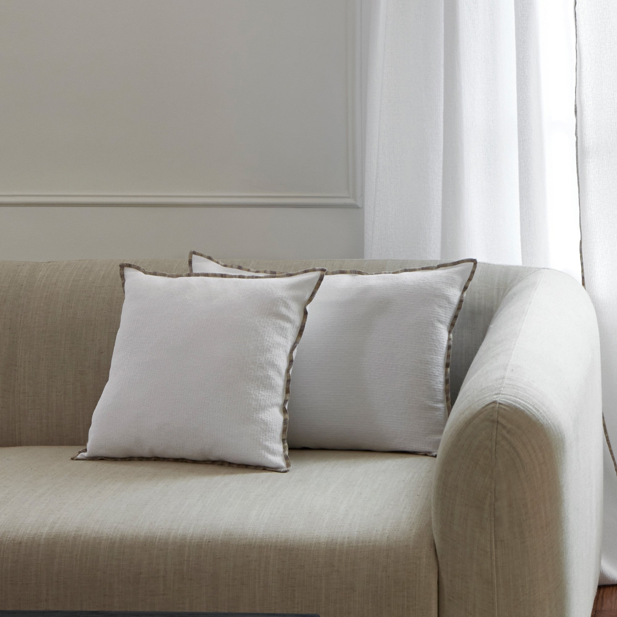 Housse de coussin GHABY blanc et bourdon en dégradé