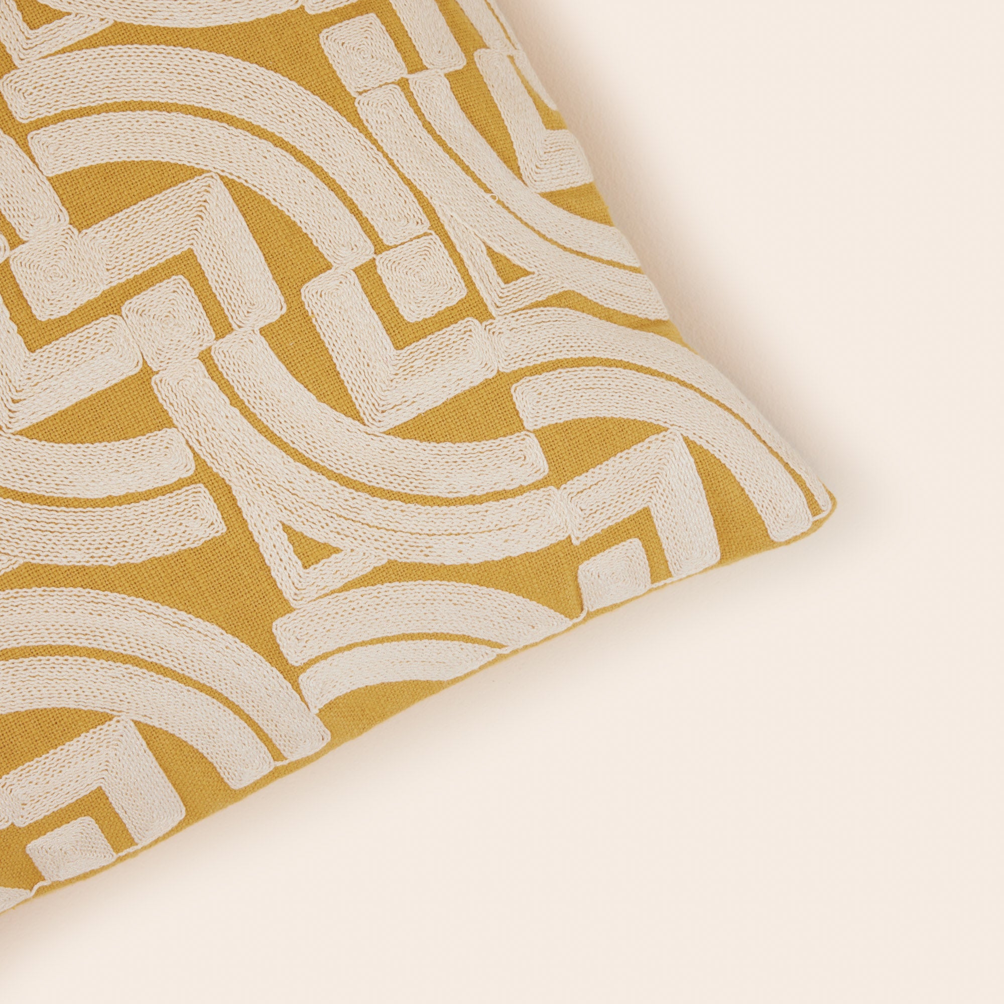 Housse de coussin IAKOBO ocre et naturel