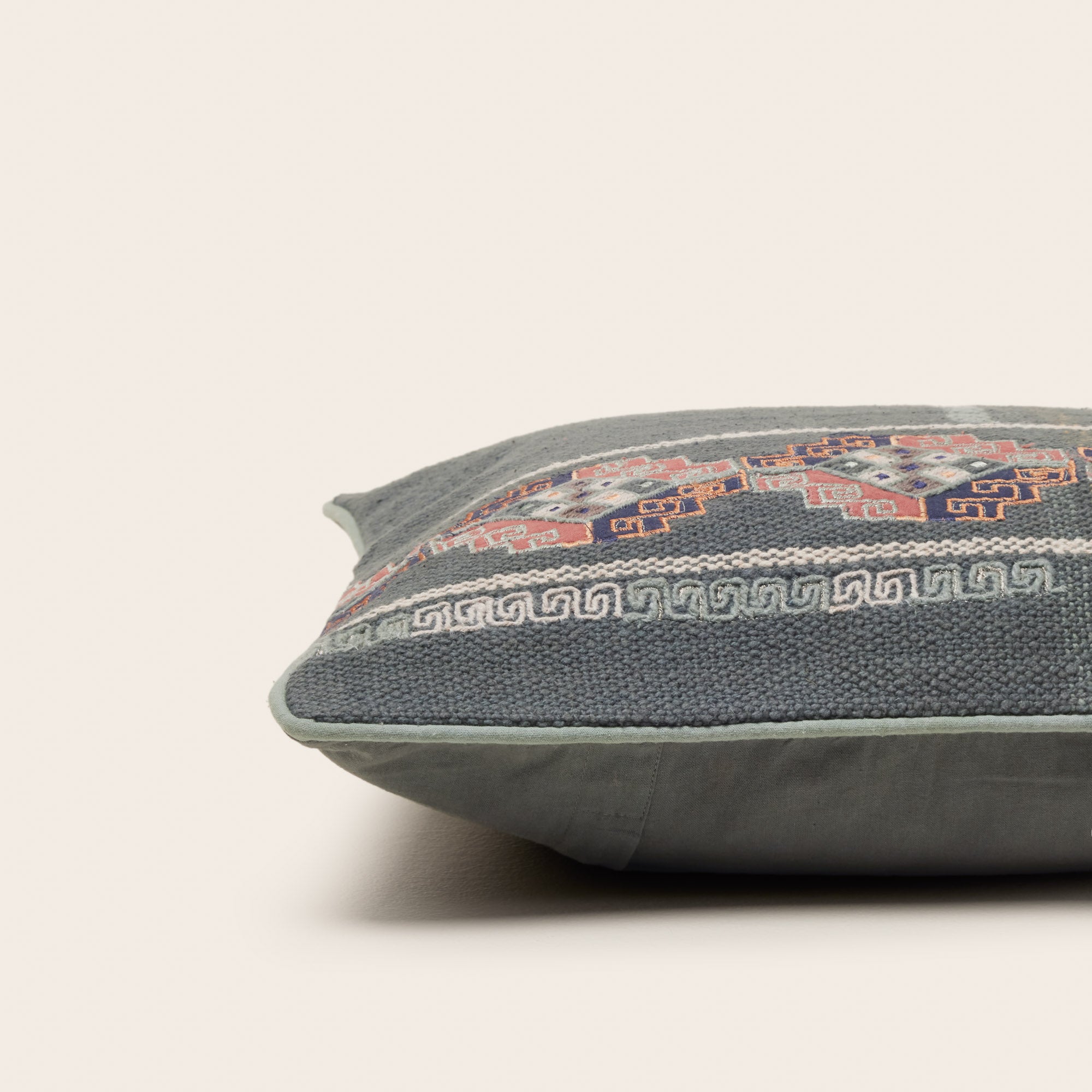 Housse de coussin IZTEL vert grisé et multicolore