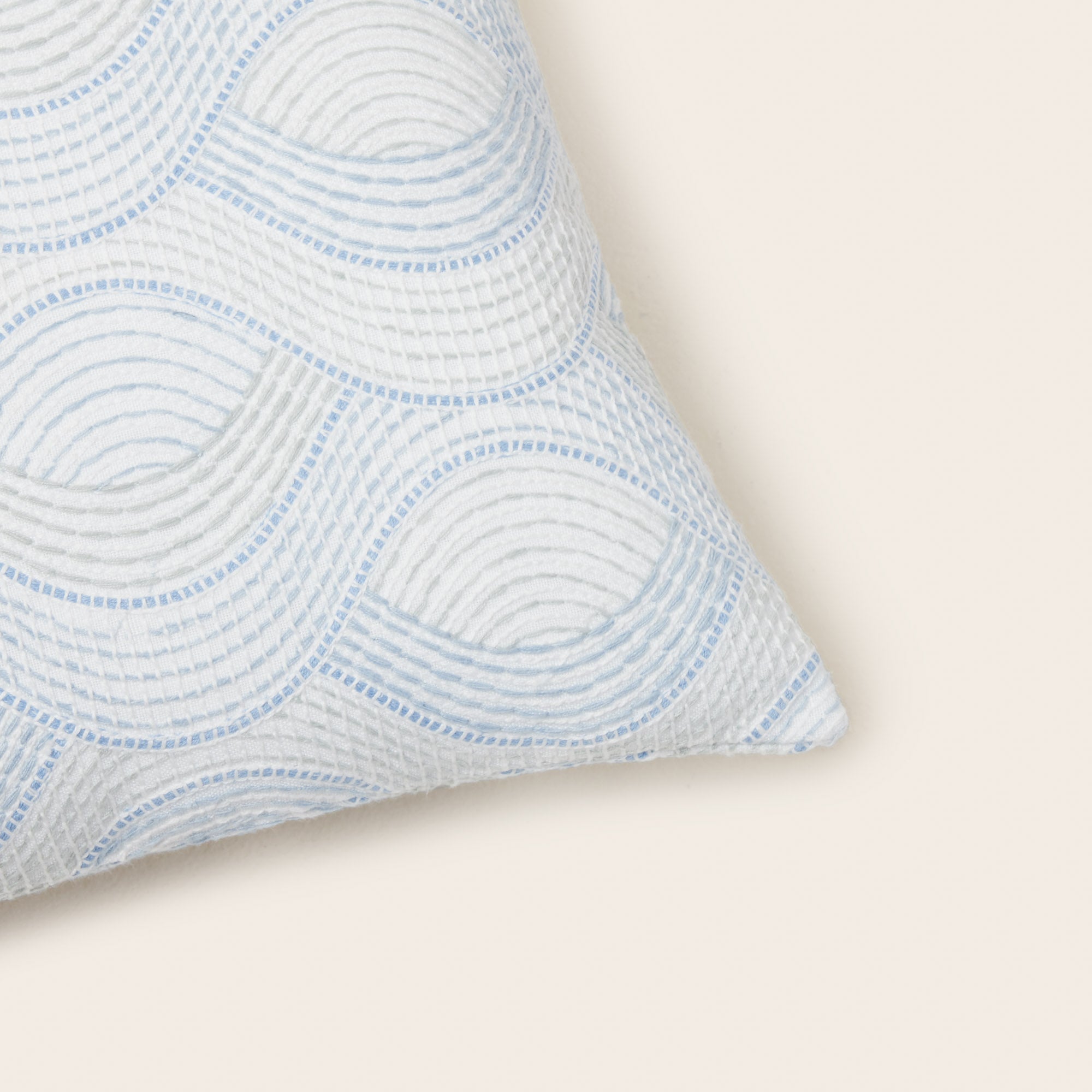 Housse de coussin KAMARIE blanc et ciel