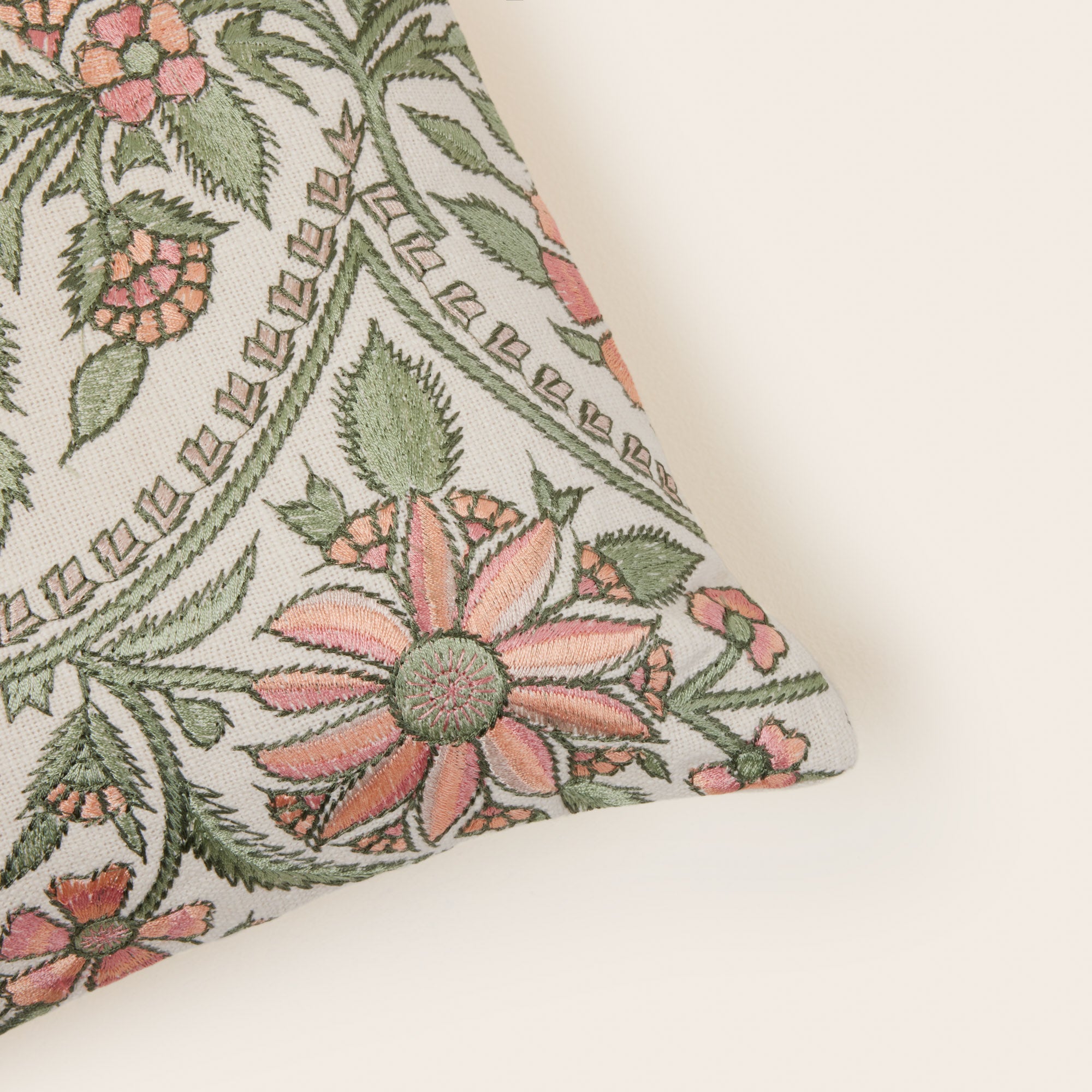 MIRCEA kussenhoes in ivoor en pastelkleuren