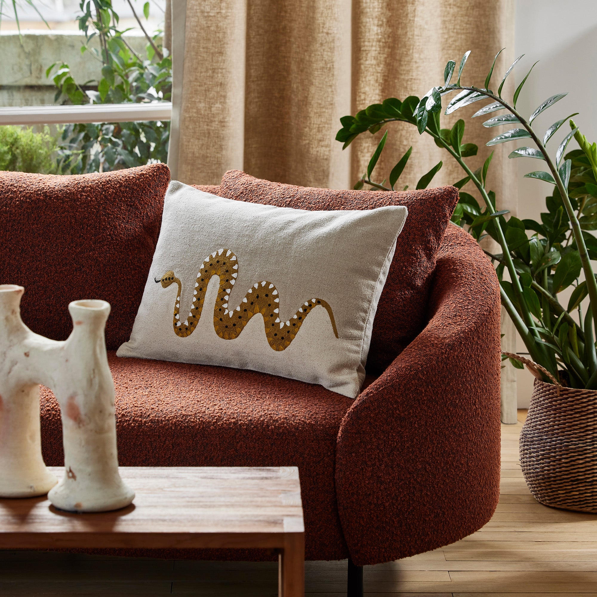 Natürlicher TEOTI-Kissenbezug und goldener Python