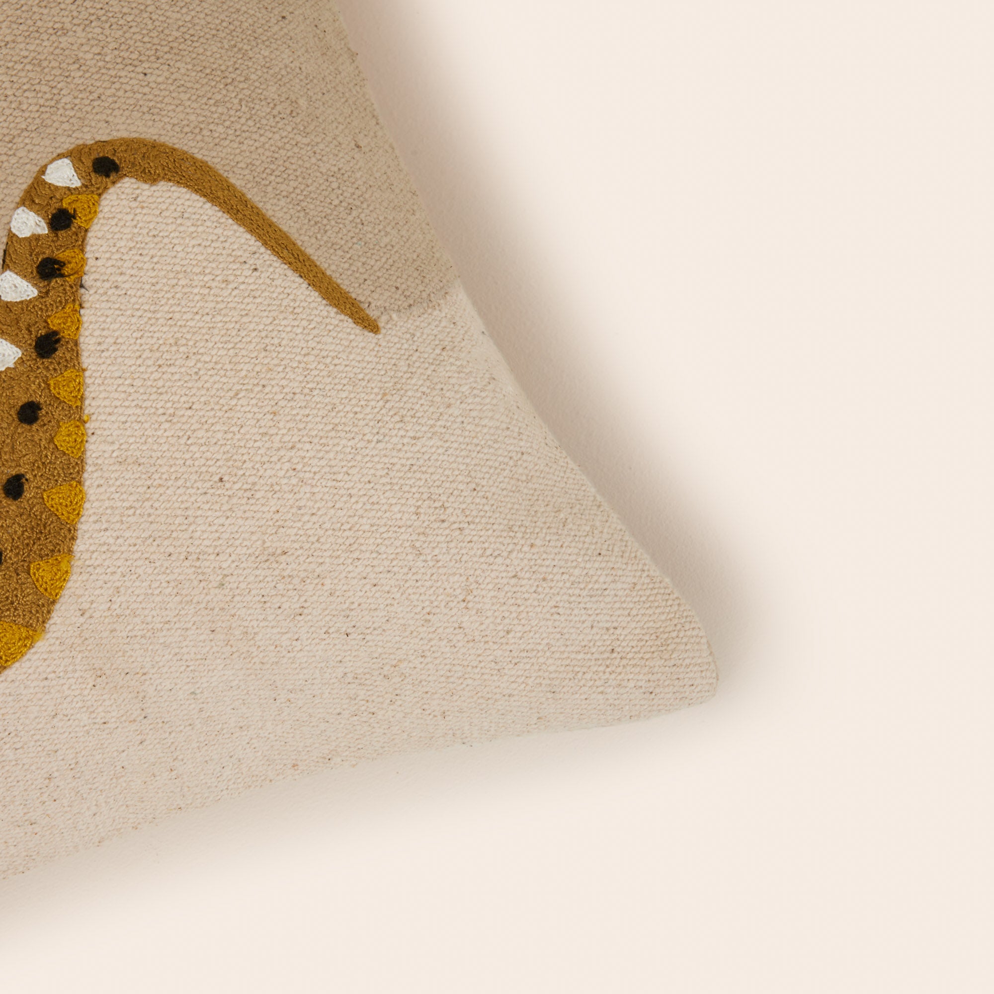 Housse de coussin TEOTI naturel et python doré