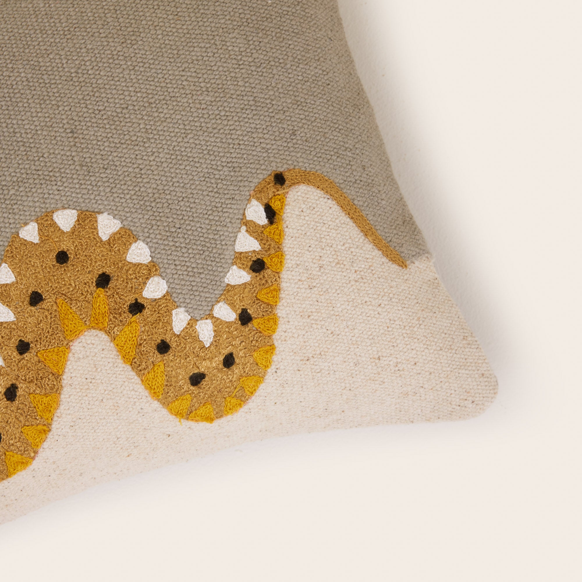 Housse de coussin TEOTI naturel et python doré