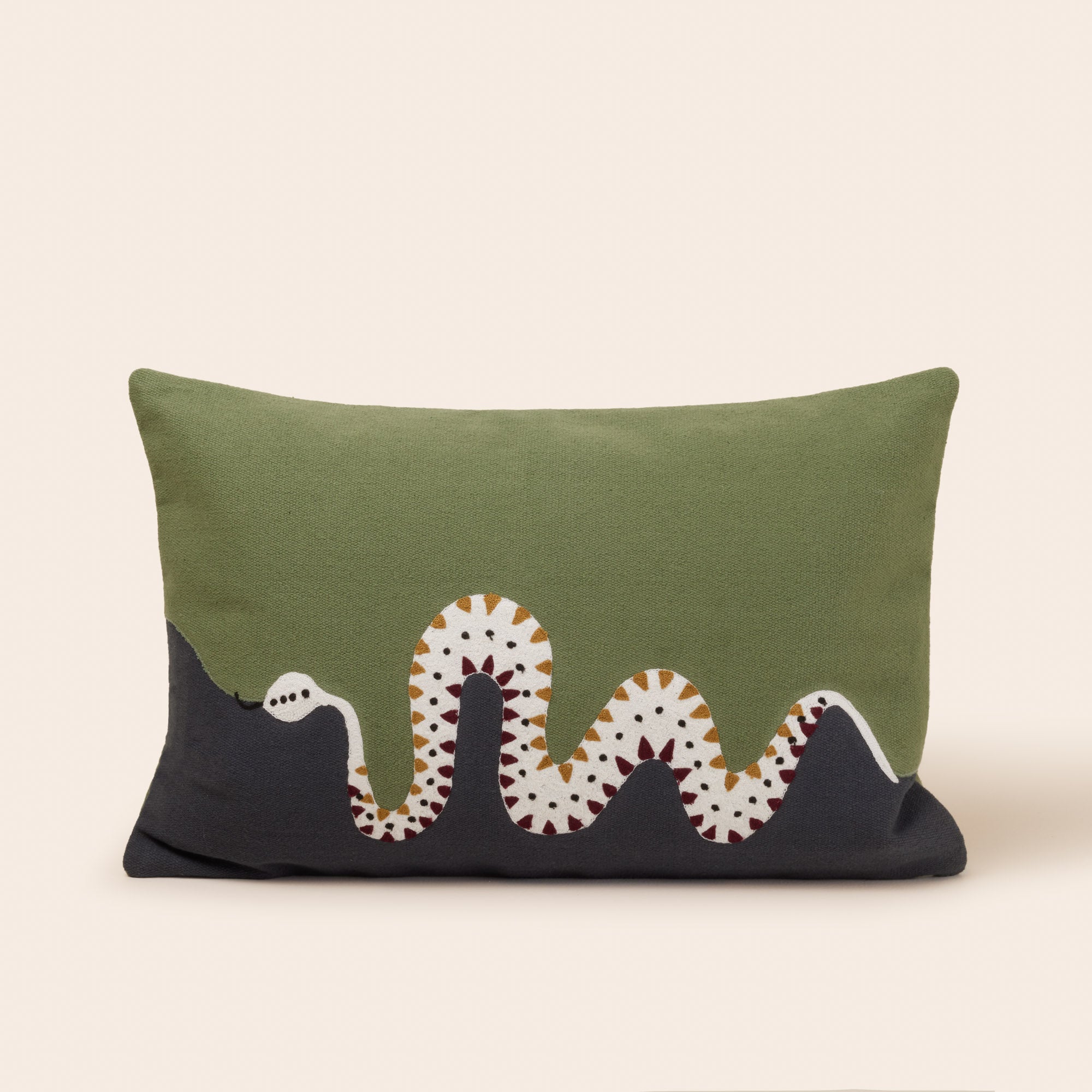 Housse de coussin TEOTI vert et python doré