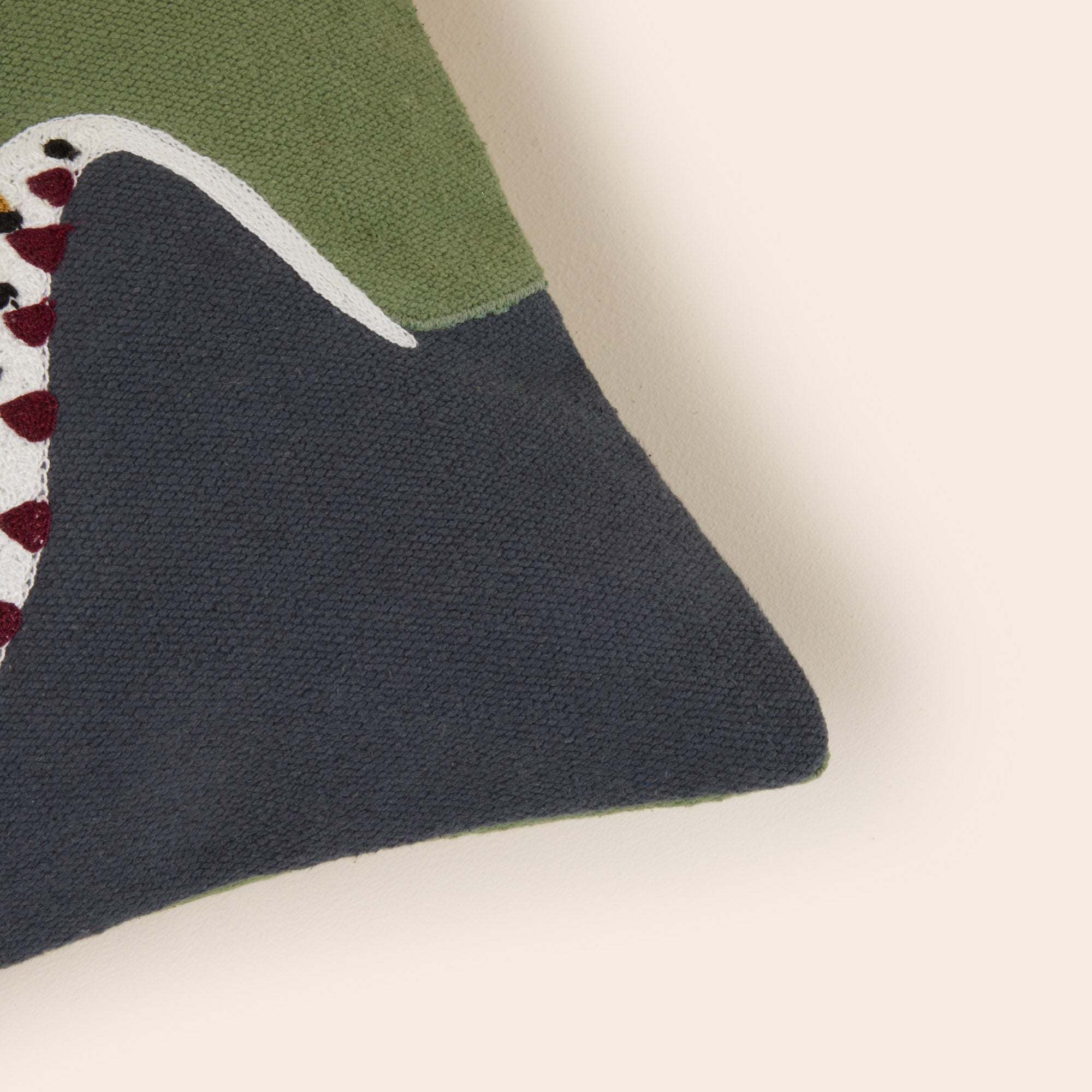 Housse de coussin TEOTI vert et python doré