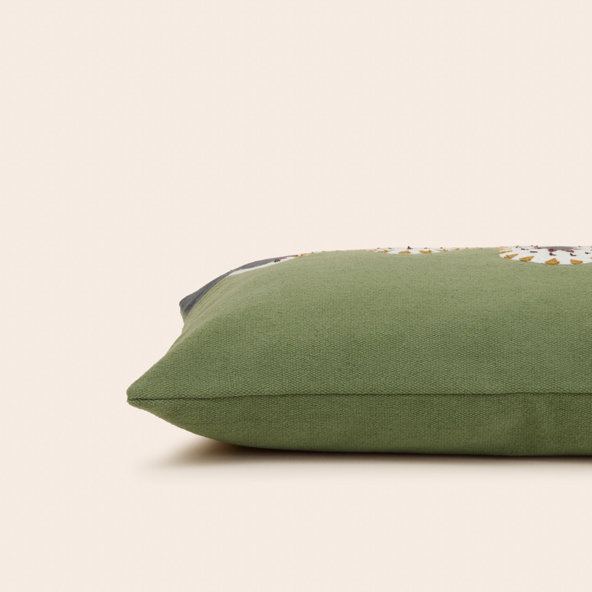 Housse de coussin TEOTI vert et python doré