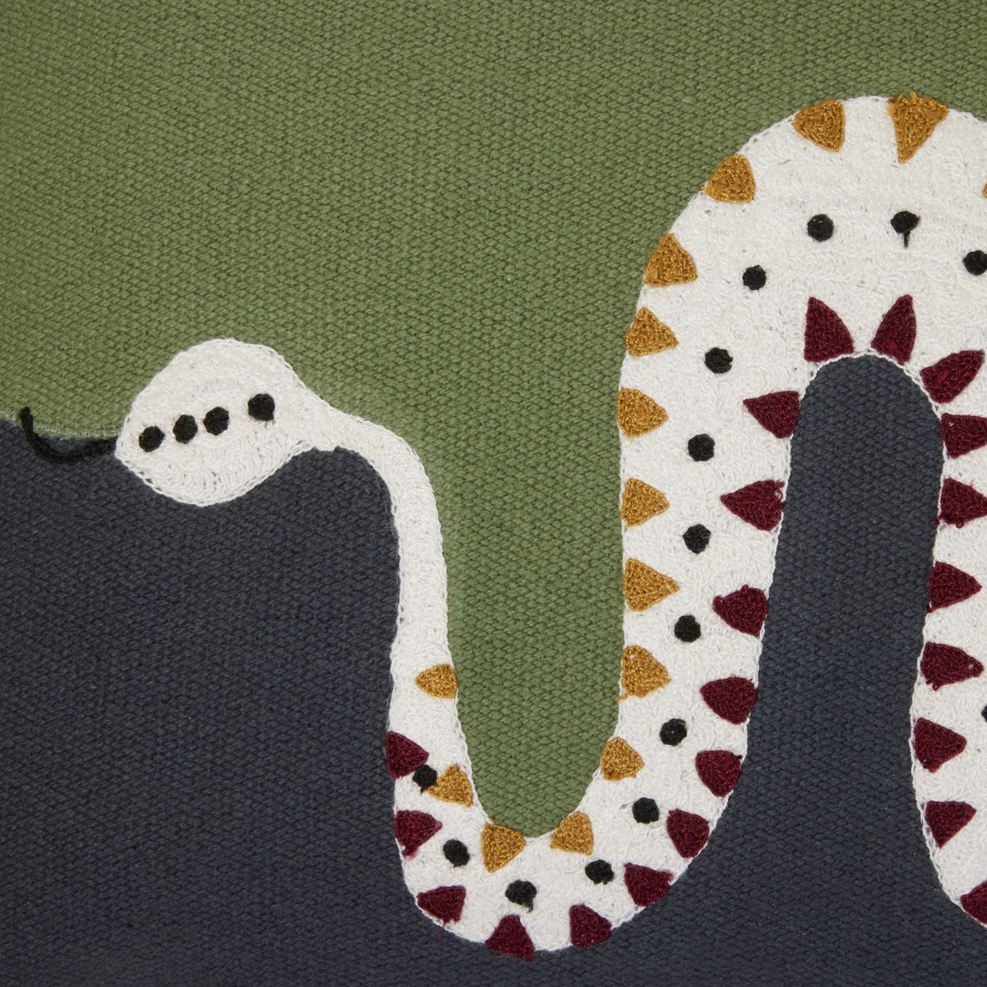 Housse de coussin TEOTI vert et python doré