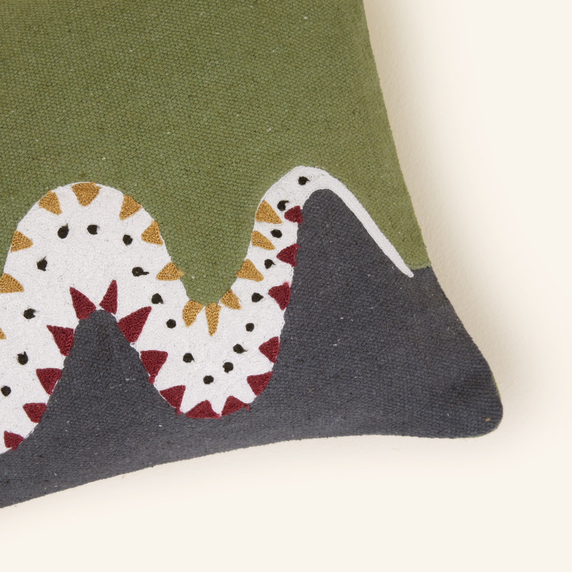 Housse de coussin TEOTI vert et python doré | mobile_slider