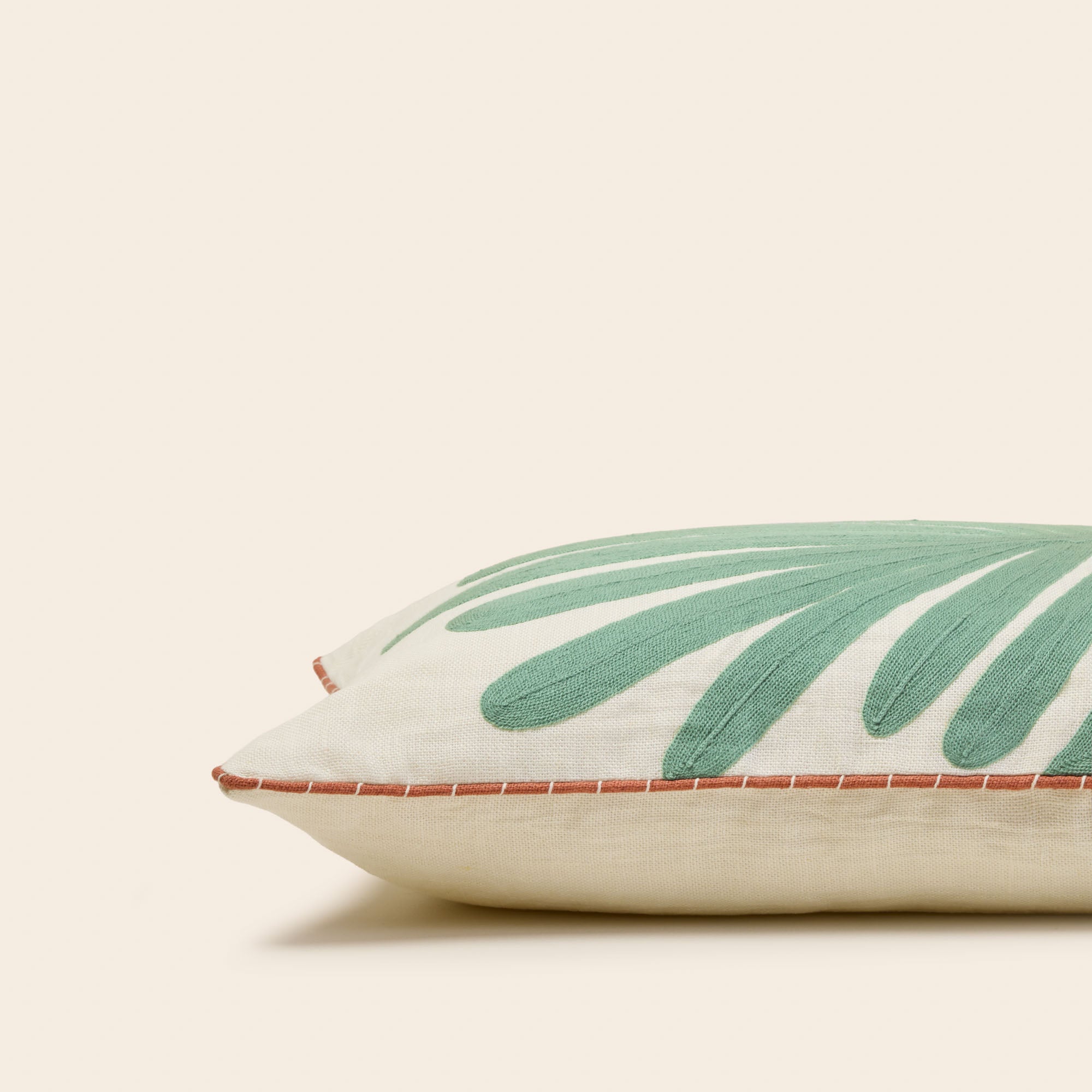 Housse de coussin TROPI ecru et vert tropique