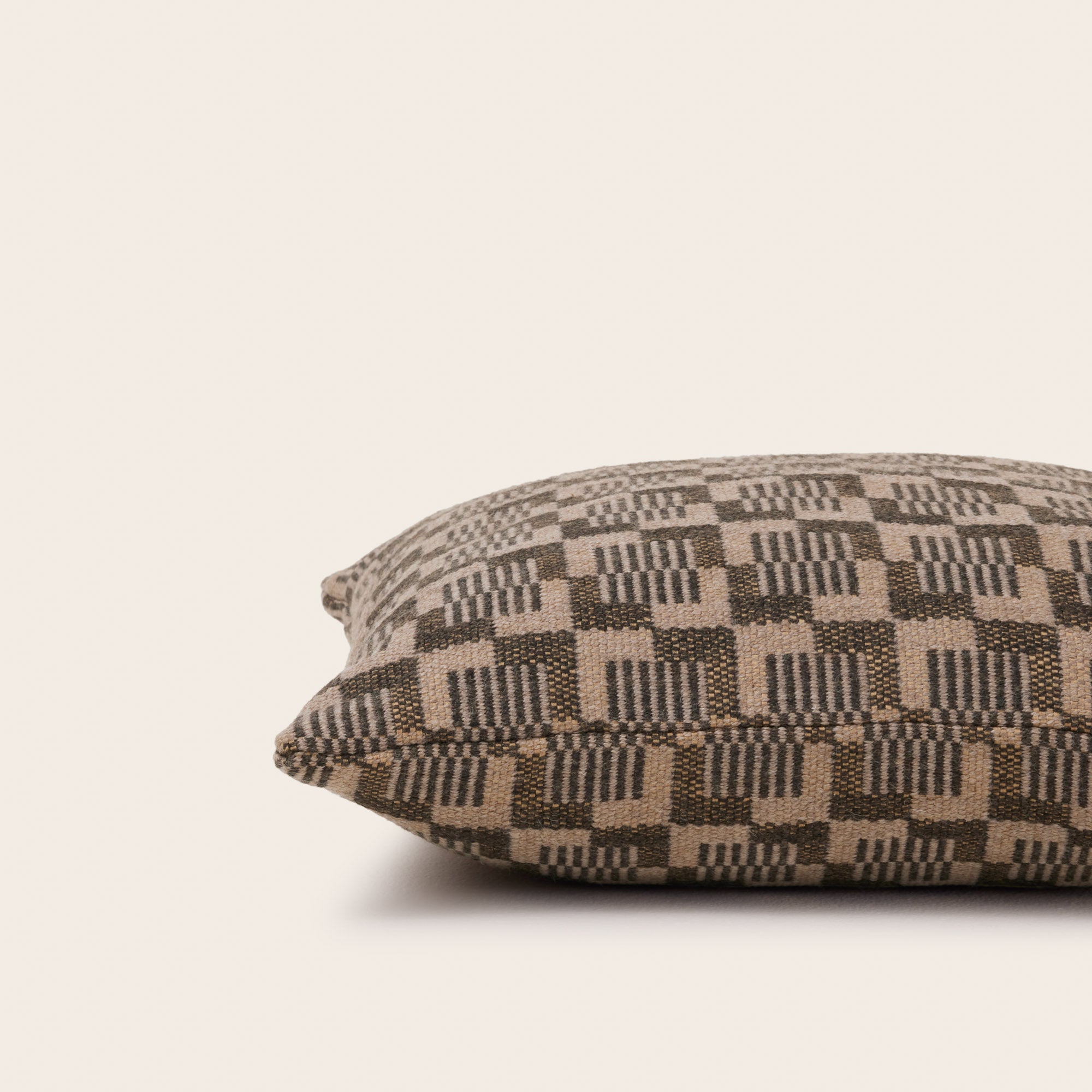 Housse de coussin VITORIO taupe et fève de tonka