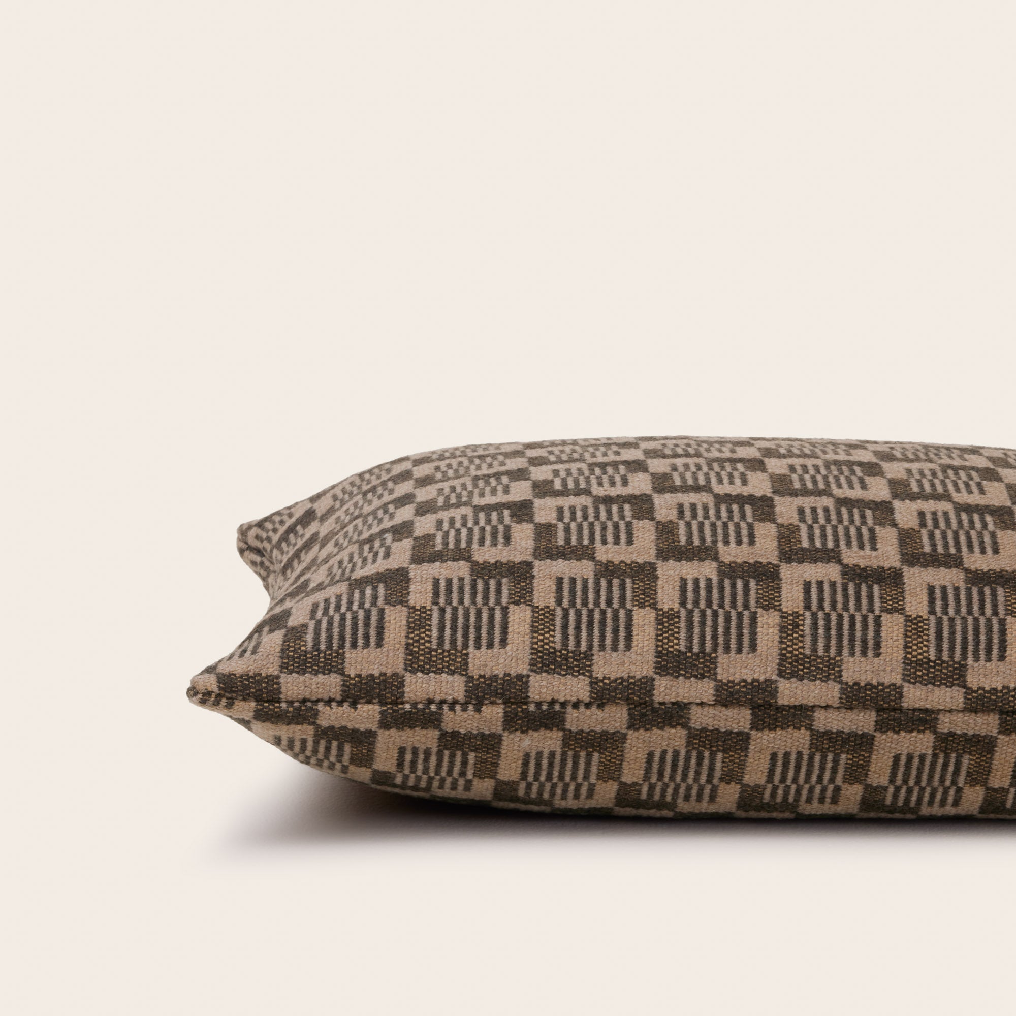 Housse de coussin VITORIO taupe et fève de tonka