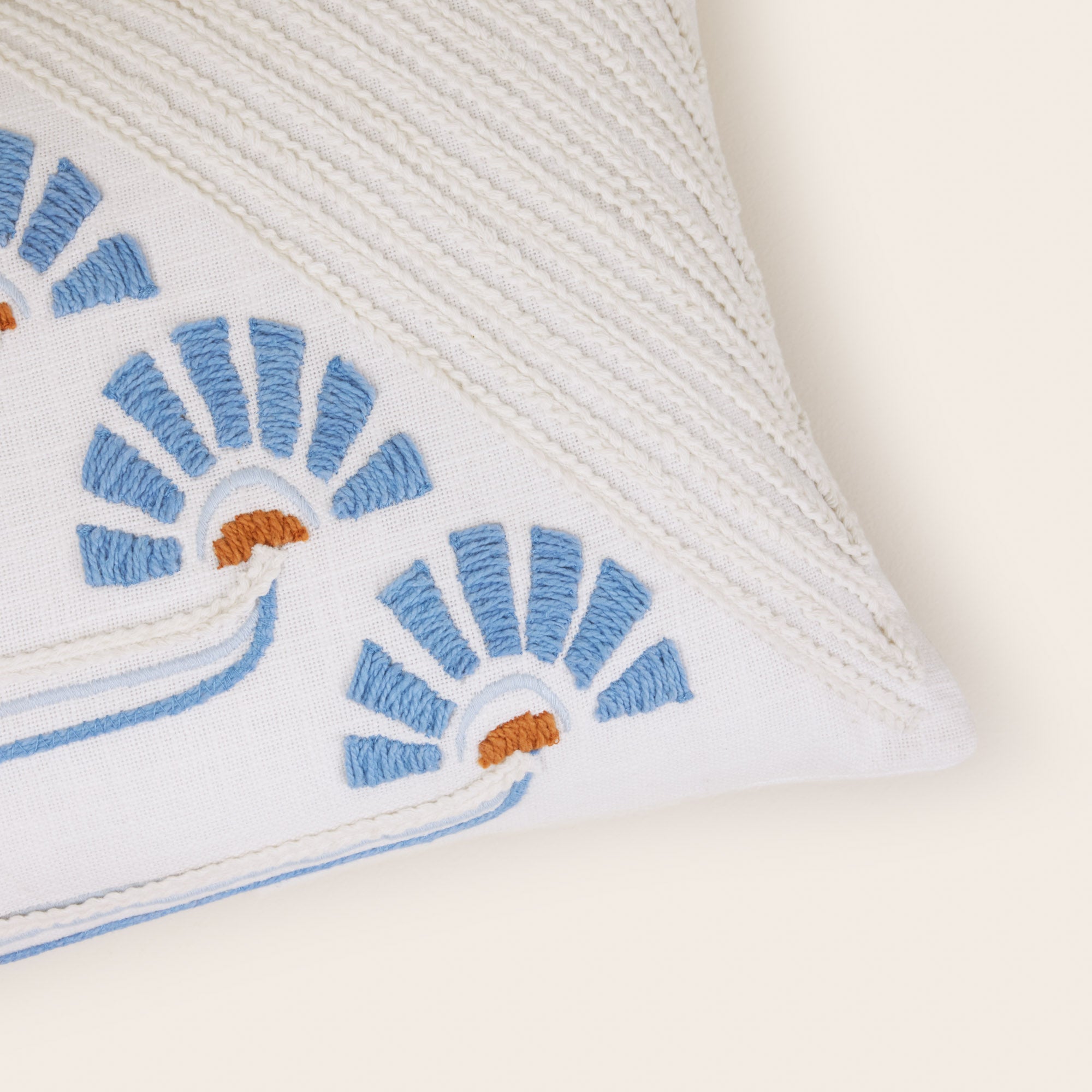 Housse de coussin WINDIE blanc et bleuté