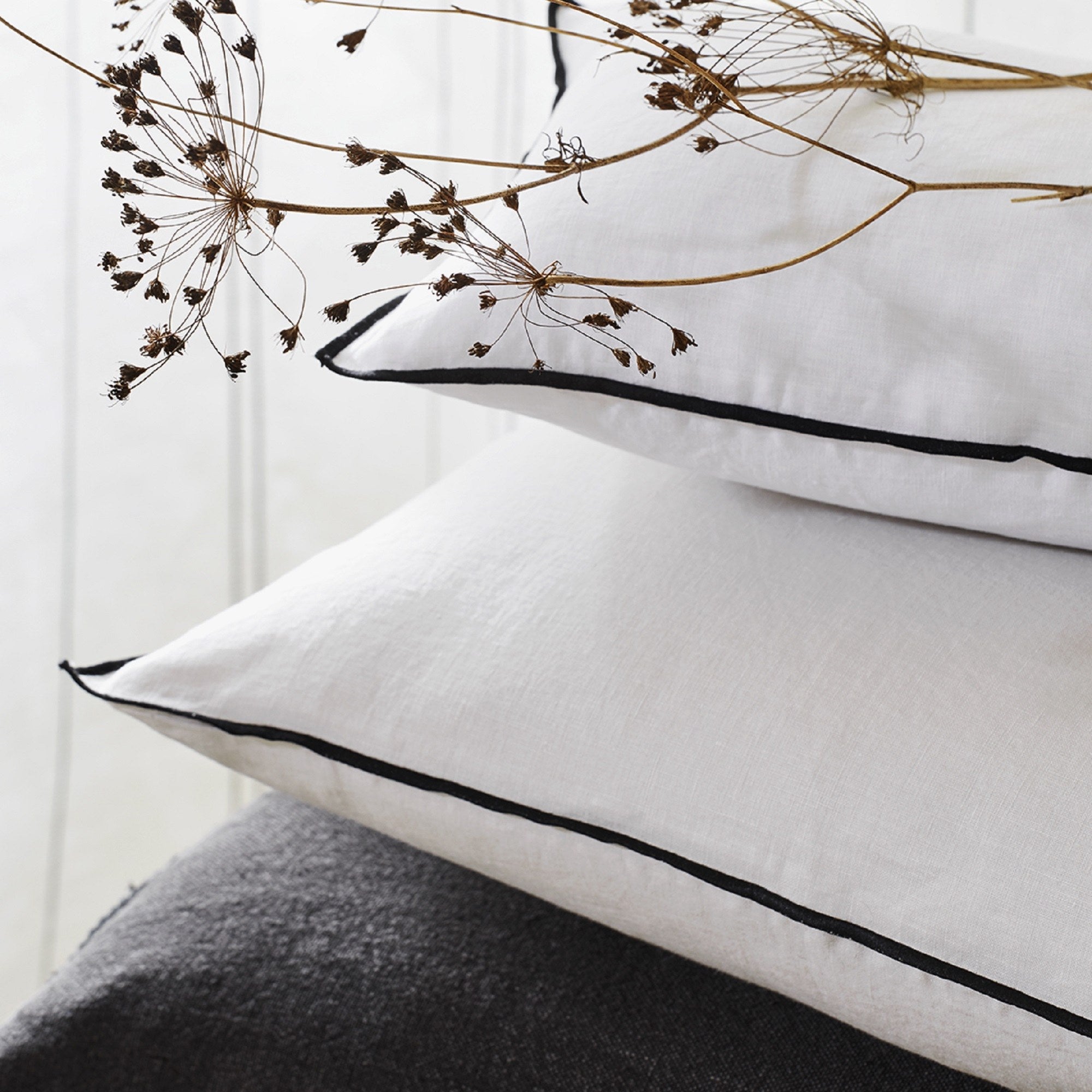 Lot de 2 taies d'oreiller CARLINA blanc pur et bourdon noir