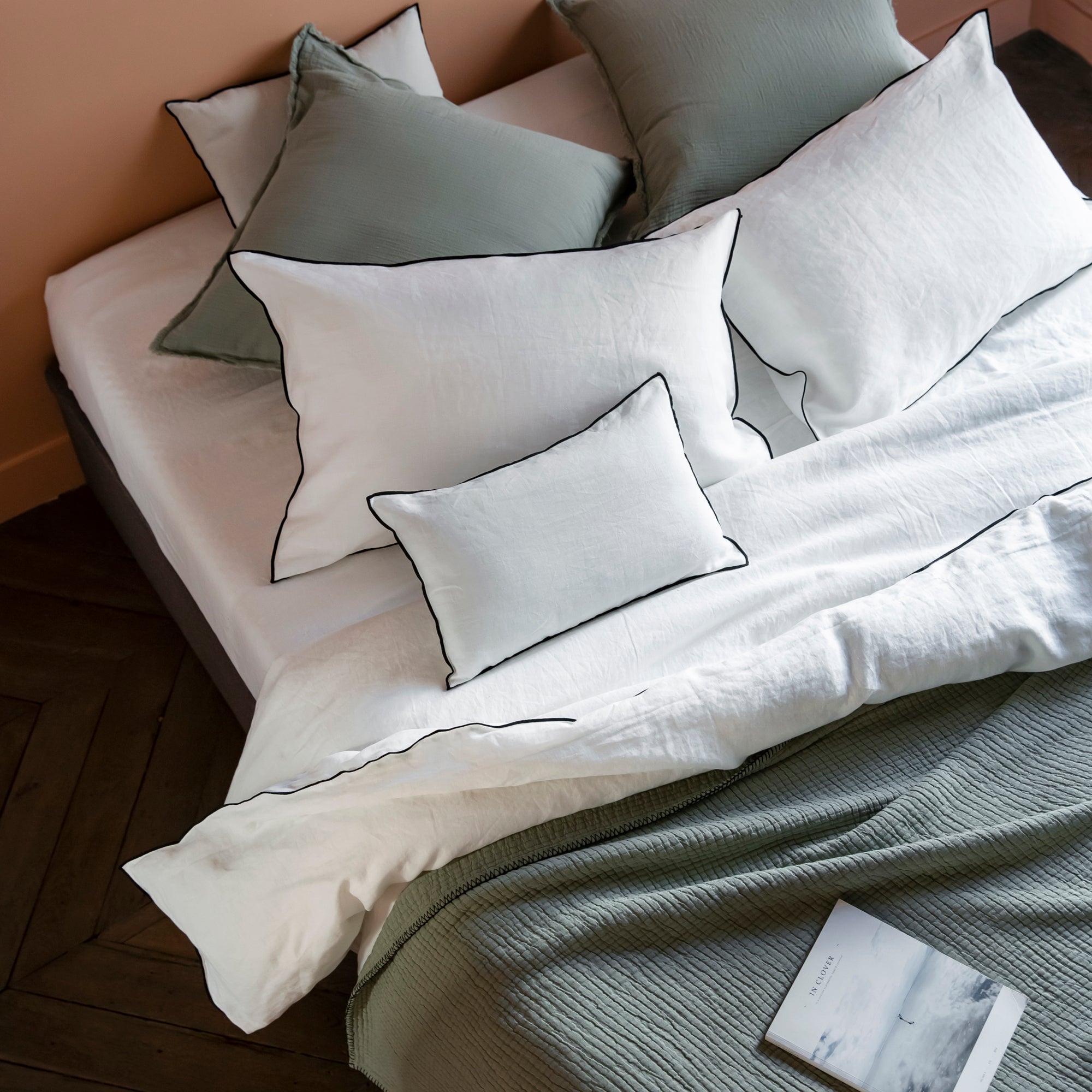 Set mit 2 reinweißen und schwarzen Hummelkissenbezügen CARLINA