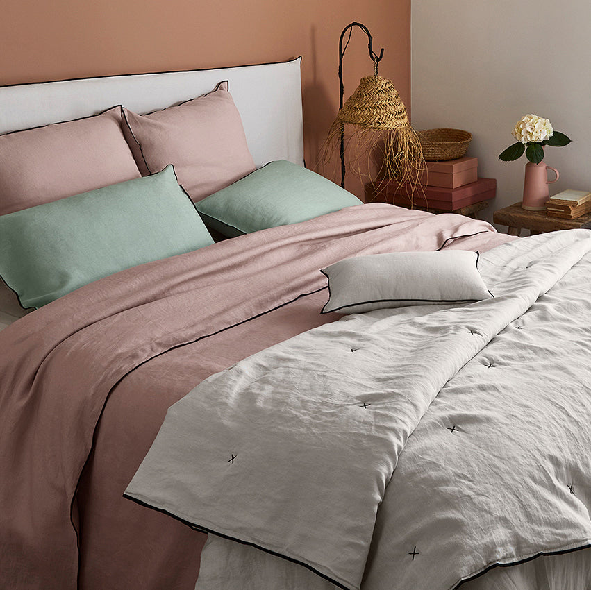 Parure de lit CARLINA rose poudré et bourdon noir