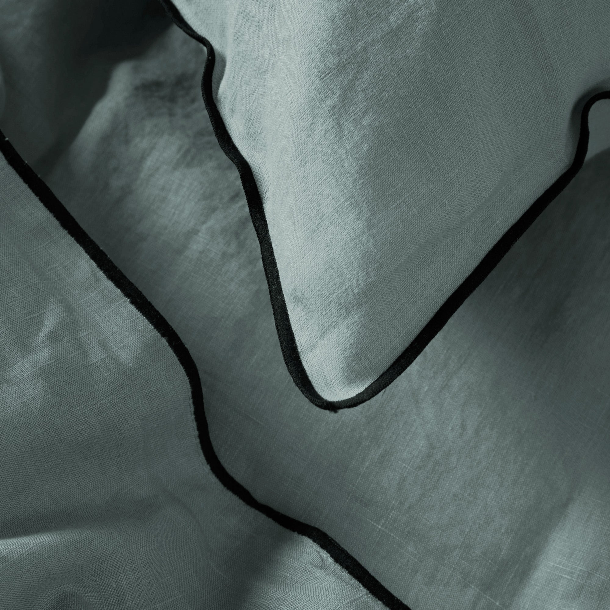 Parure de lit CARLINA vert de gris et bourdon noir