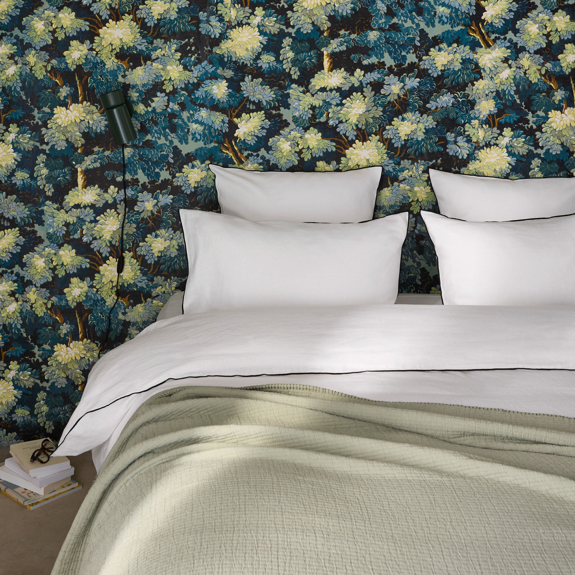 Parure de lit CARLINA blanc pur et bourdon noir