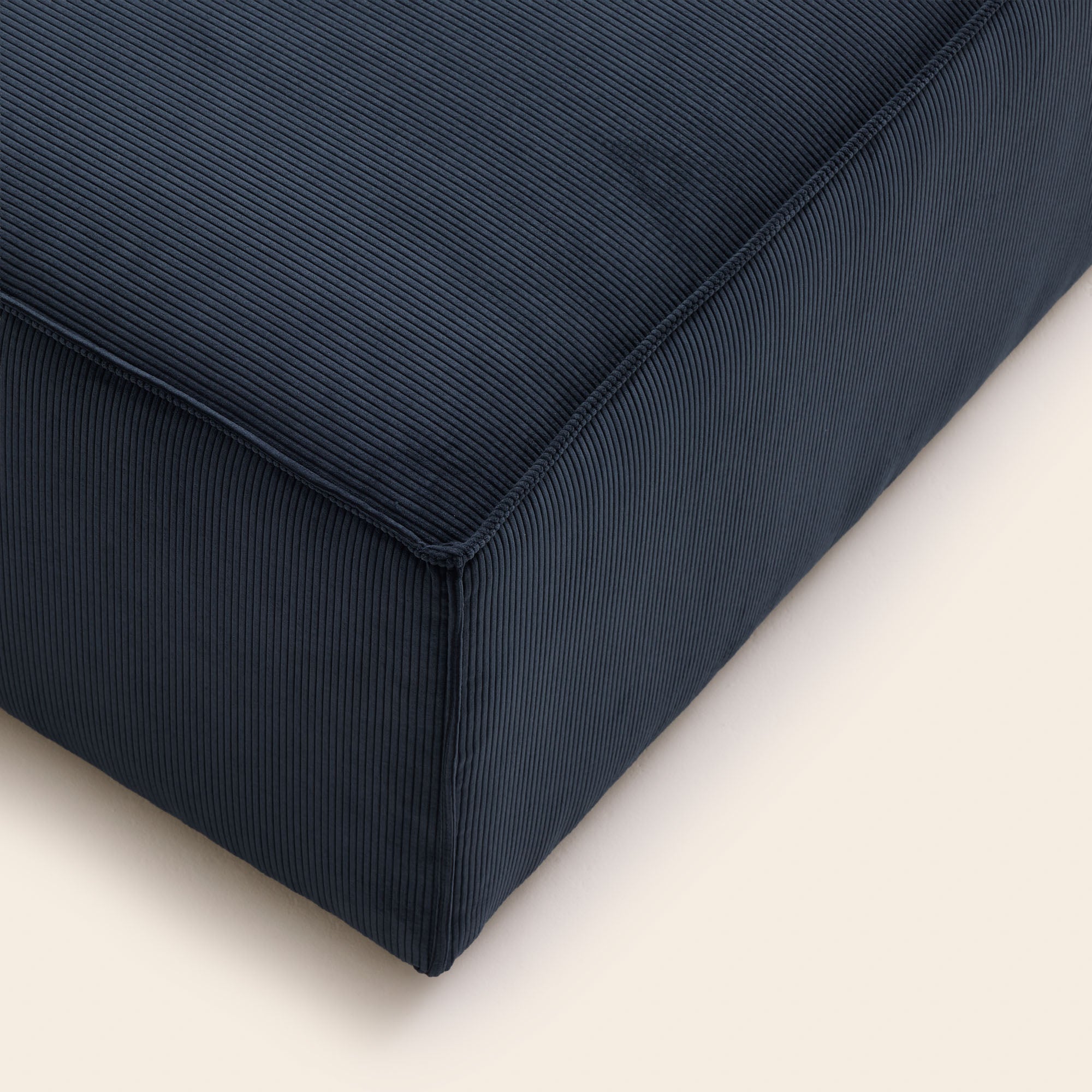 Pouf DYONIS in velluto a coste blu notte