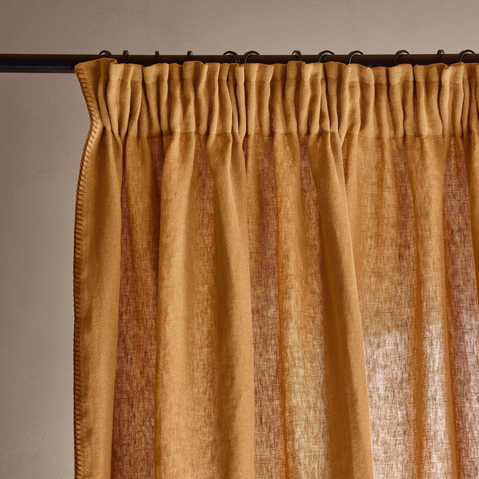 Vorhang mit indischgelber NINO-Rüschenborte und Girlande