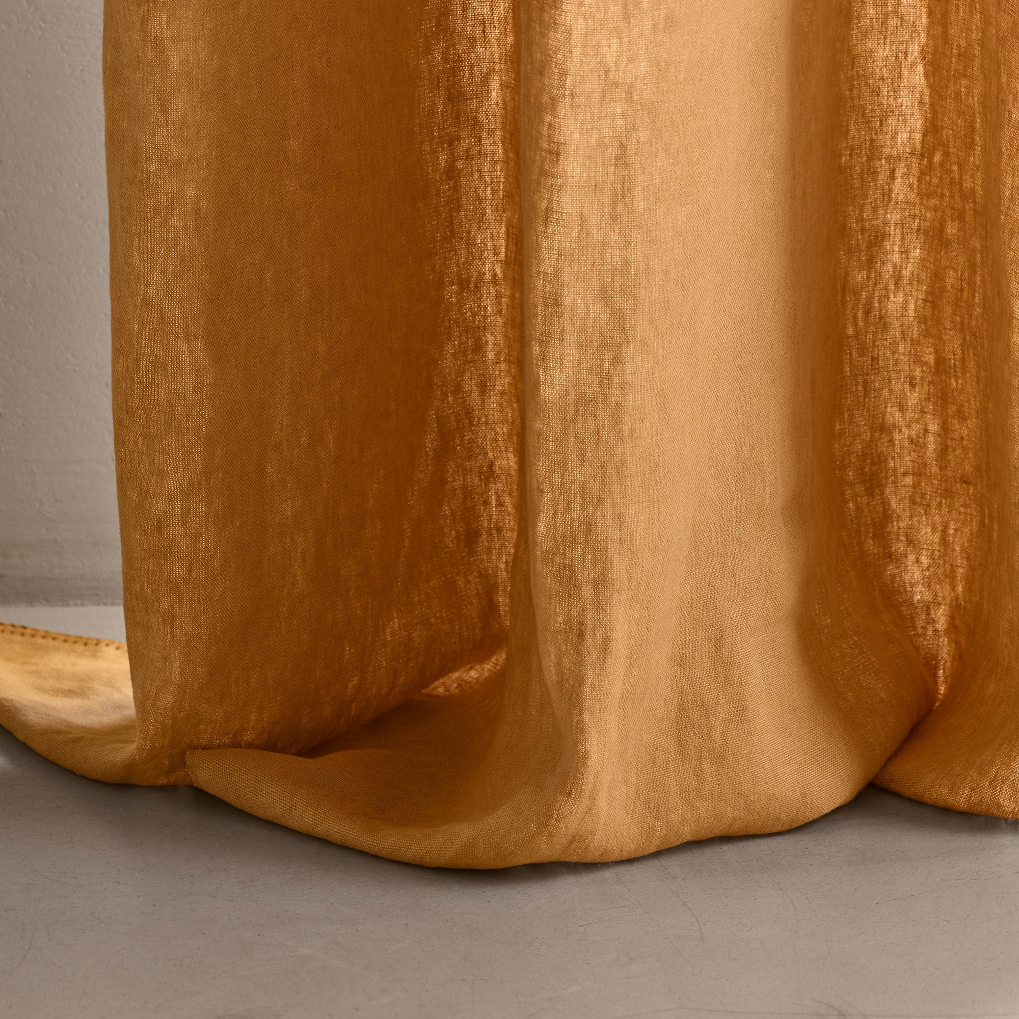 Vorhang mit indischgelber NINO-Rüschenborte und Girlande