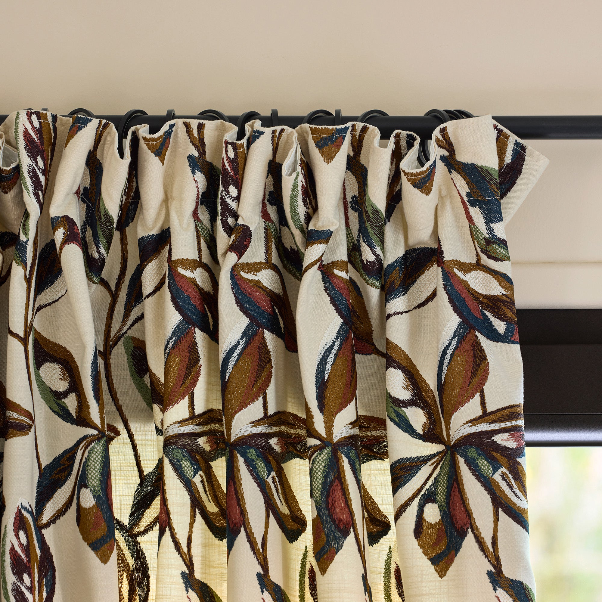 RAMHA elfenbeinfarbener und mehrfarbiger geraffter Zopfvorhang