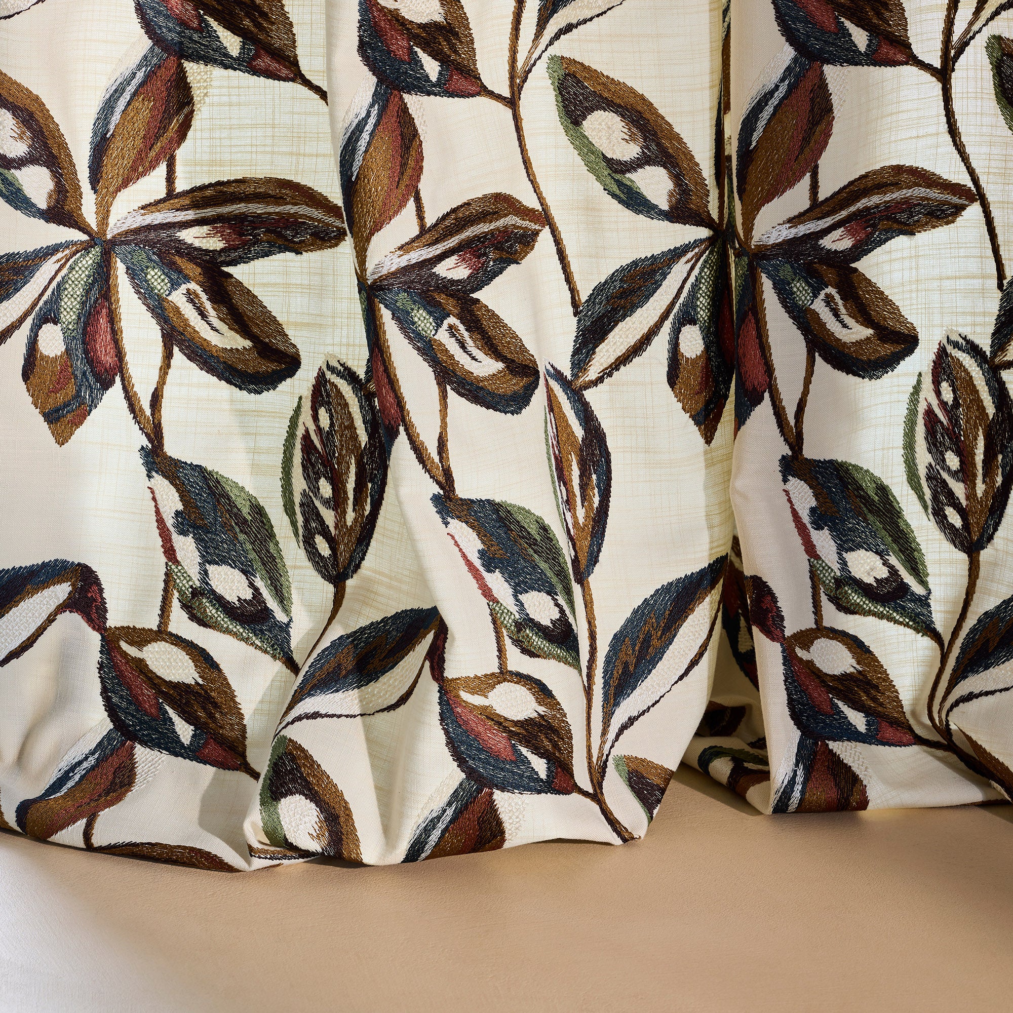 RAMHA elfenbeinfarbener und mehrfarbiger geraffter Zopfvorhang