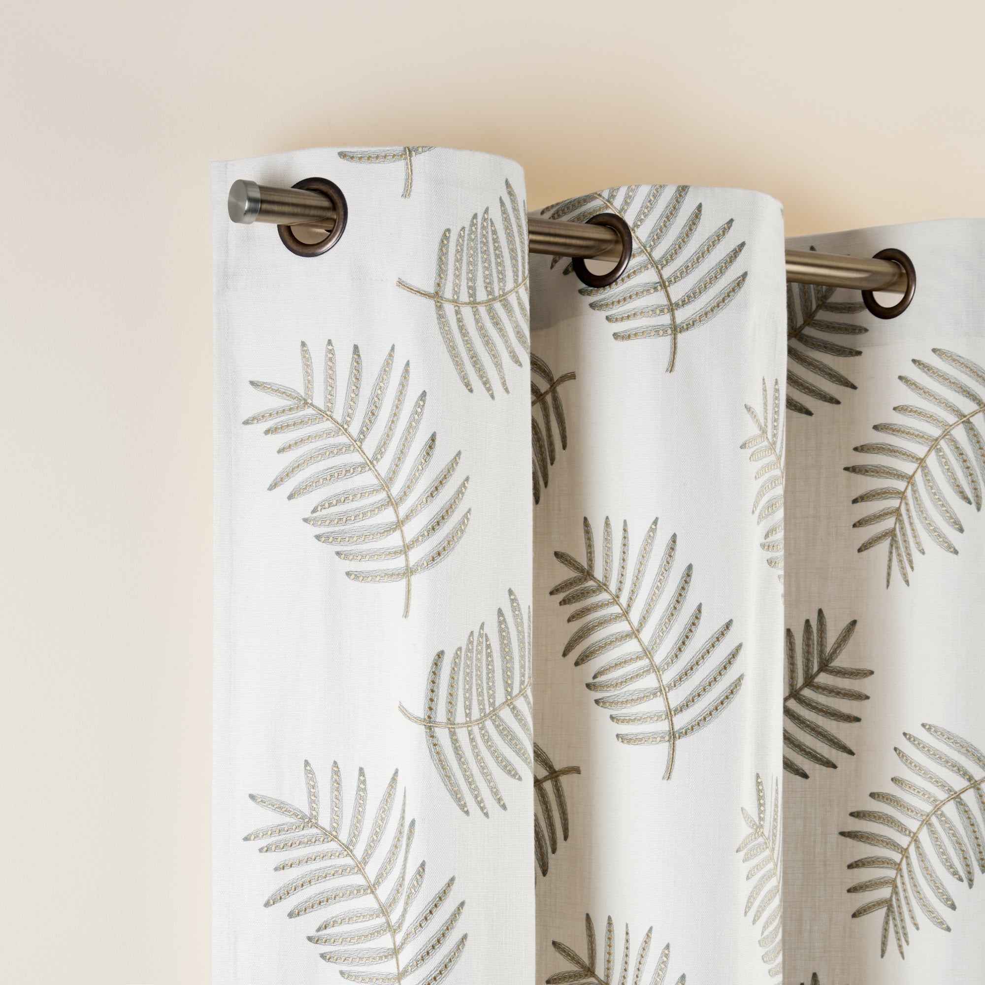 Rideau à oeillets dorés FILICO blanc cassé et sauge