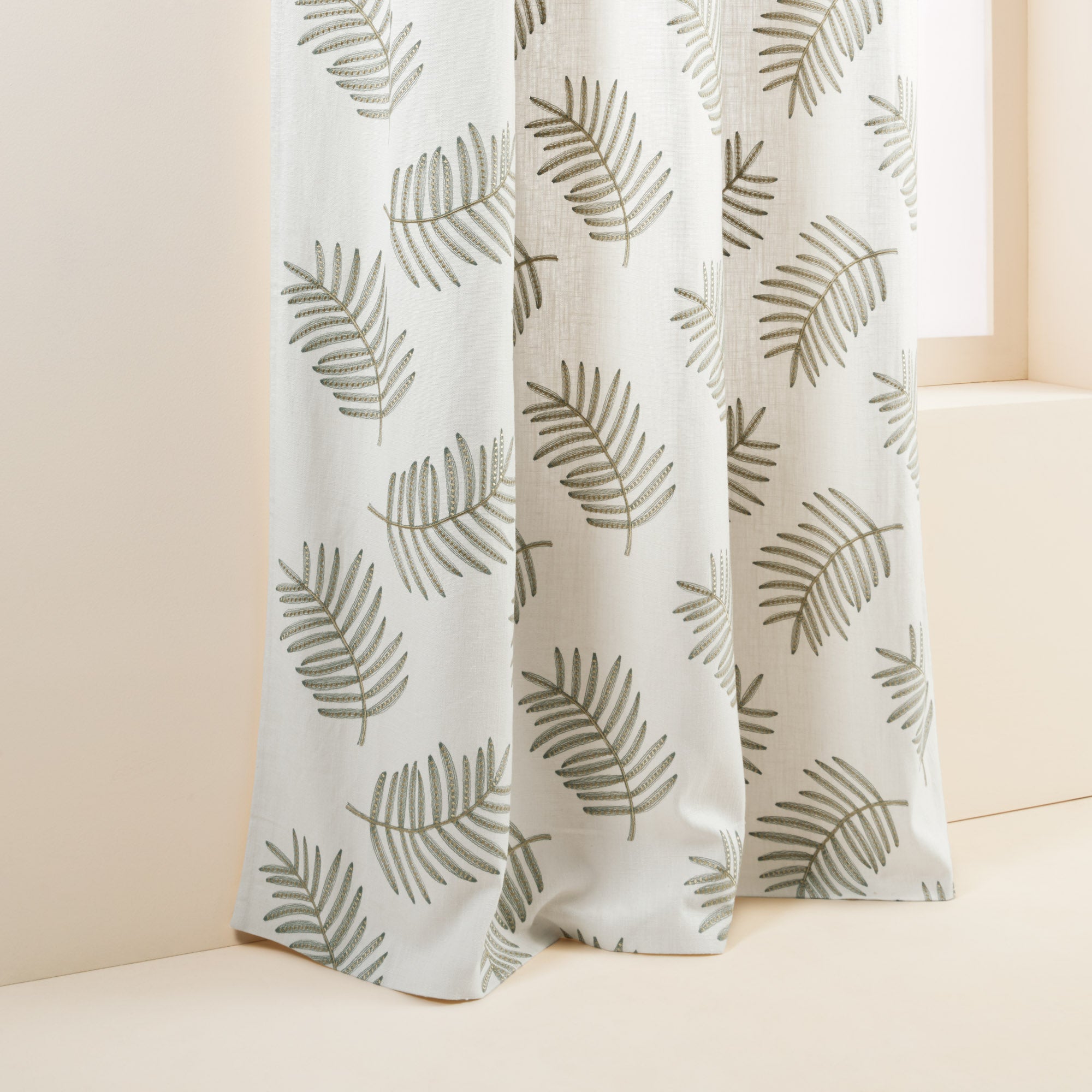 Rideau à oeillets dorés FILICO blanc cassé et sauge